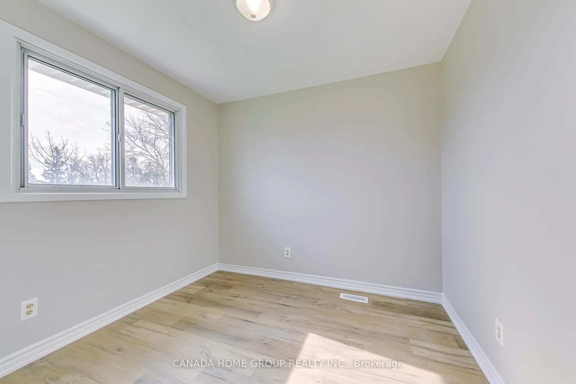Photo 15 of Unit Upper, 27 Austin Drive, Hamilton, Lawfield — HOMEH