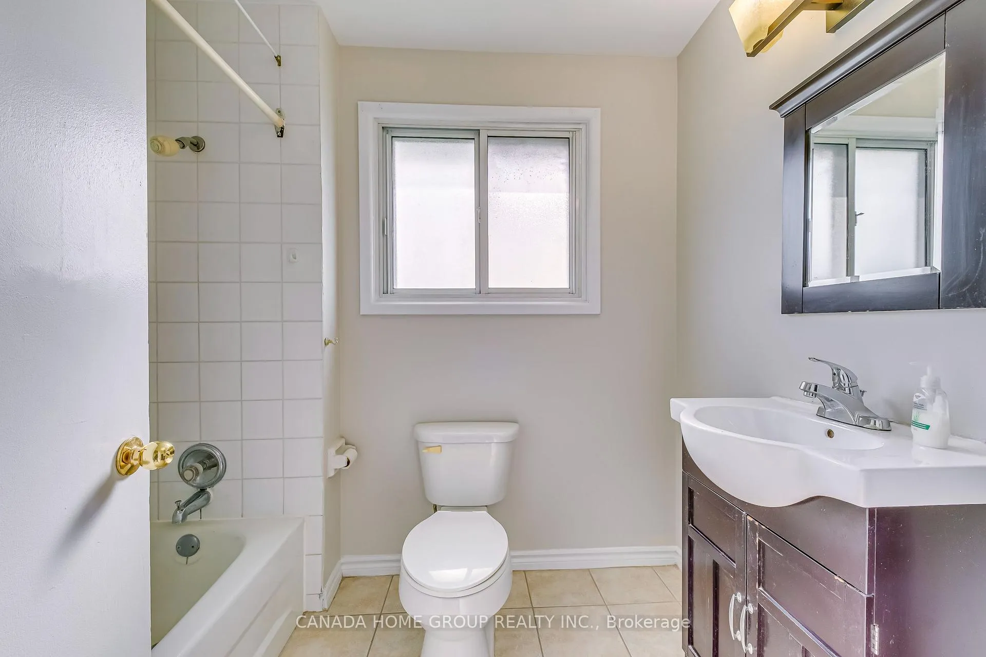 Photo 17 of Unit Upper, 27 Austin Drive, Hamilton, Lawfield — HOMEH