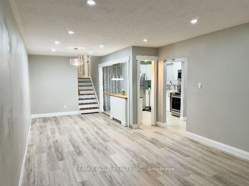 Photo 10 of 156 Mooregate Crescent, Kitchener, Victoria Hills — HOMEH