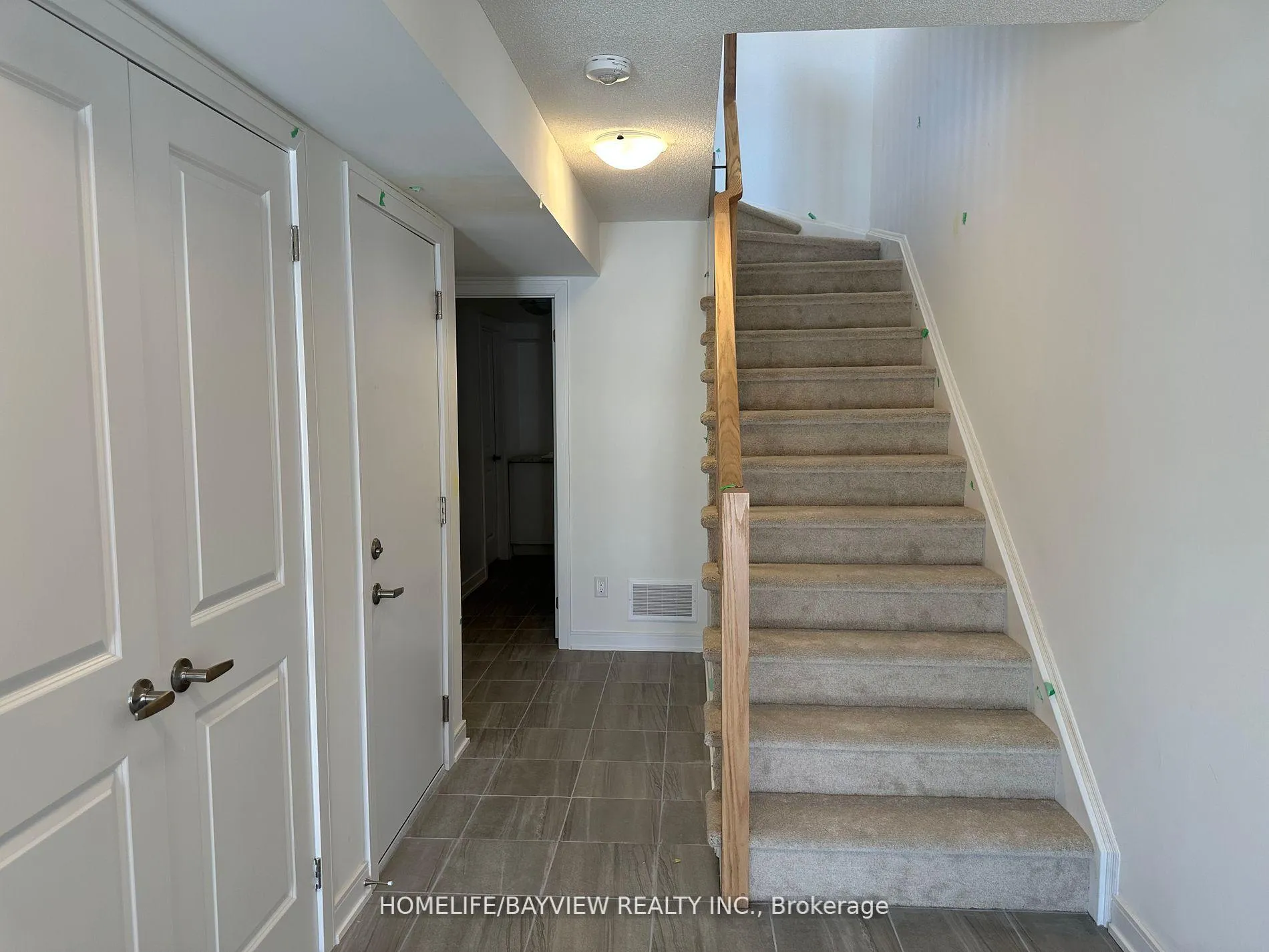 Photo 3 of 11 Red Maple Lane, Barrie, Innis-Shore — HOMEH