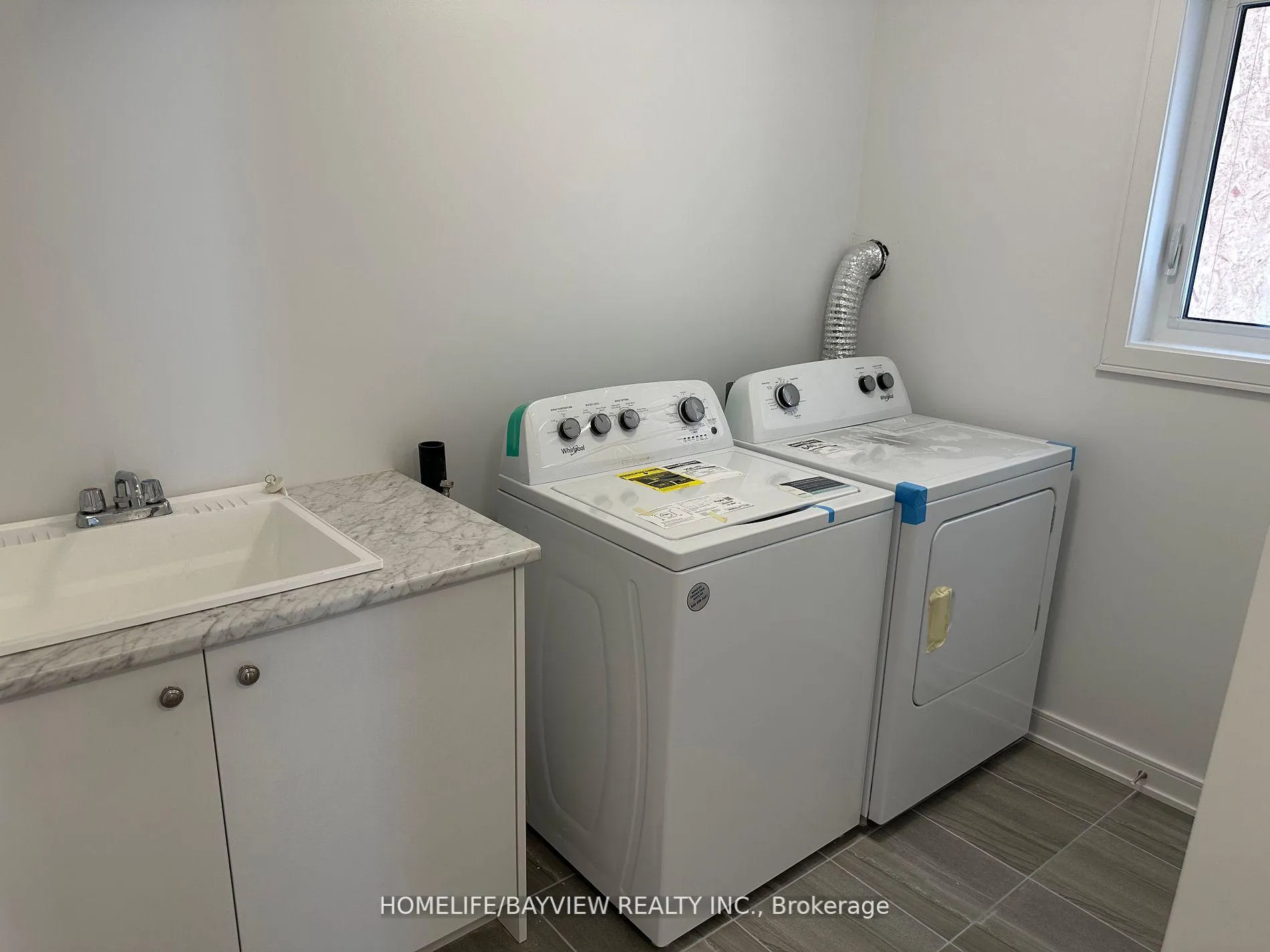 Photo 4 of 11 Red Maple Lane, Barrie, Innis-Shore — HOMEH