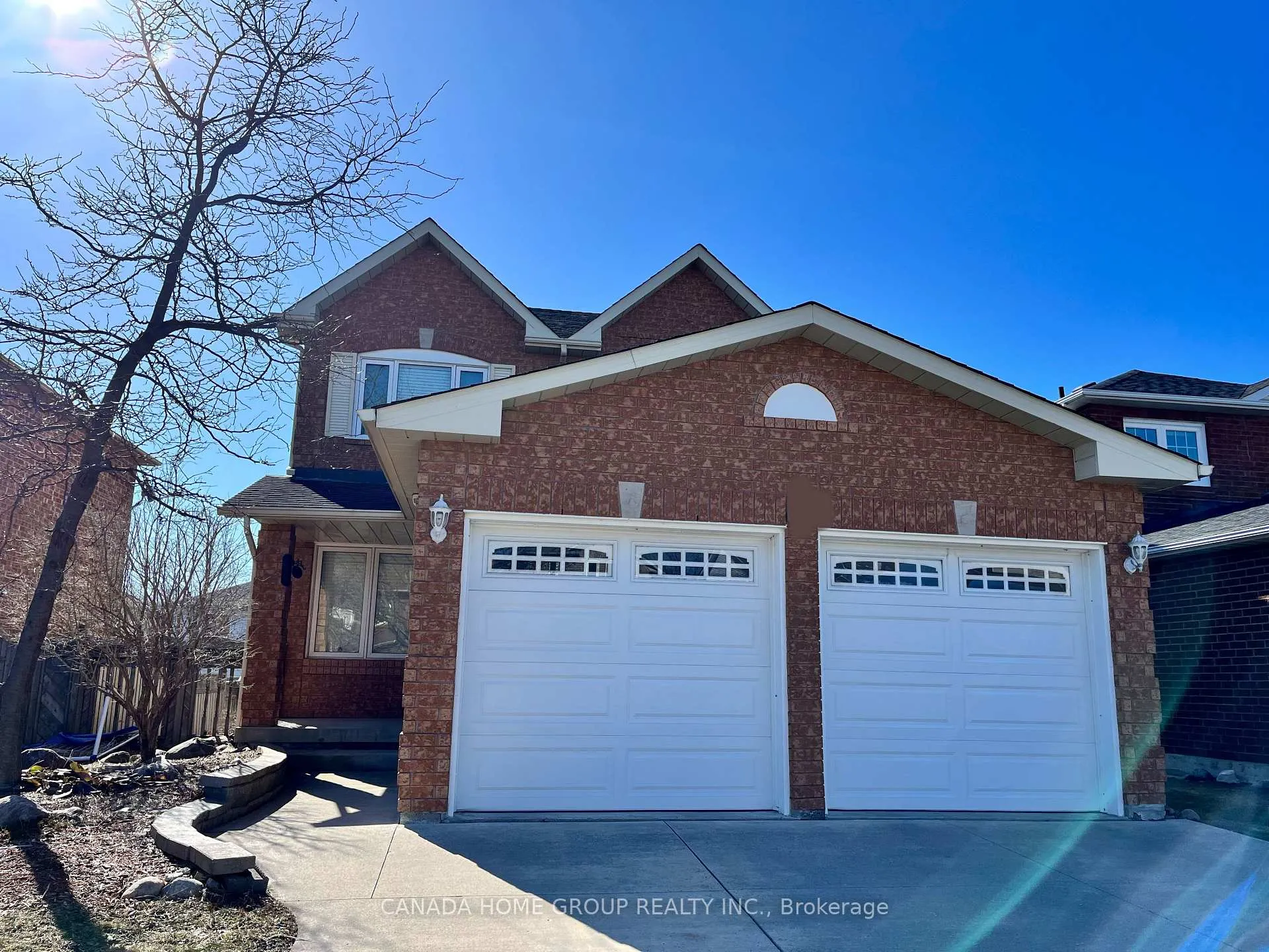 Photo 2 of 11 Bonnycastle Drive, Clarington, Bowmanville — HOMEH