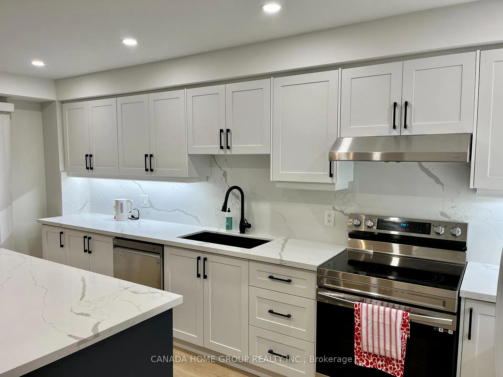 Photo 3 of 11 Bonnycastle Drive, Clarington, Bowmanville — HOMEH