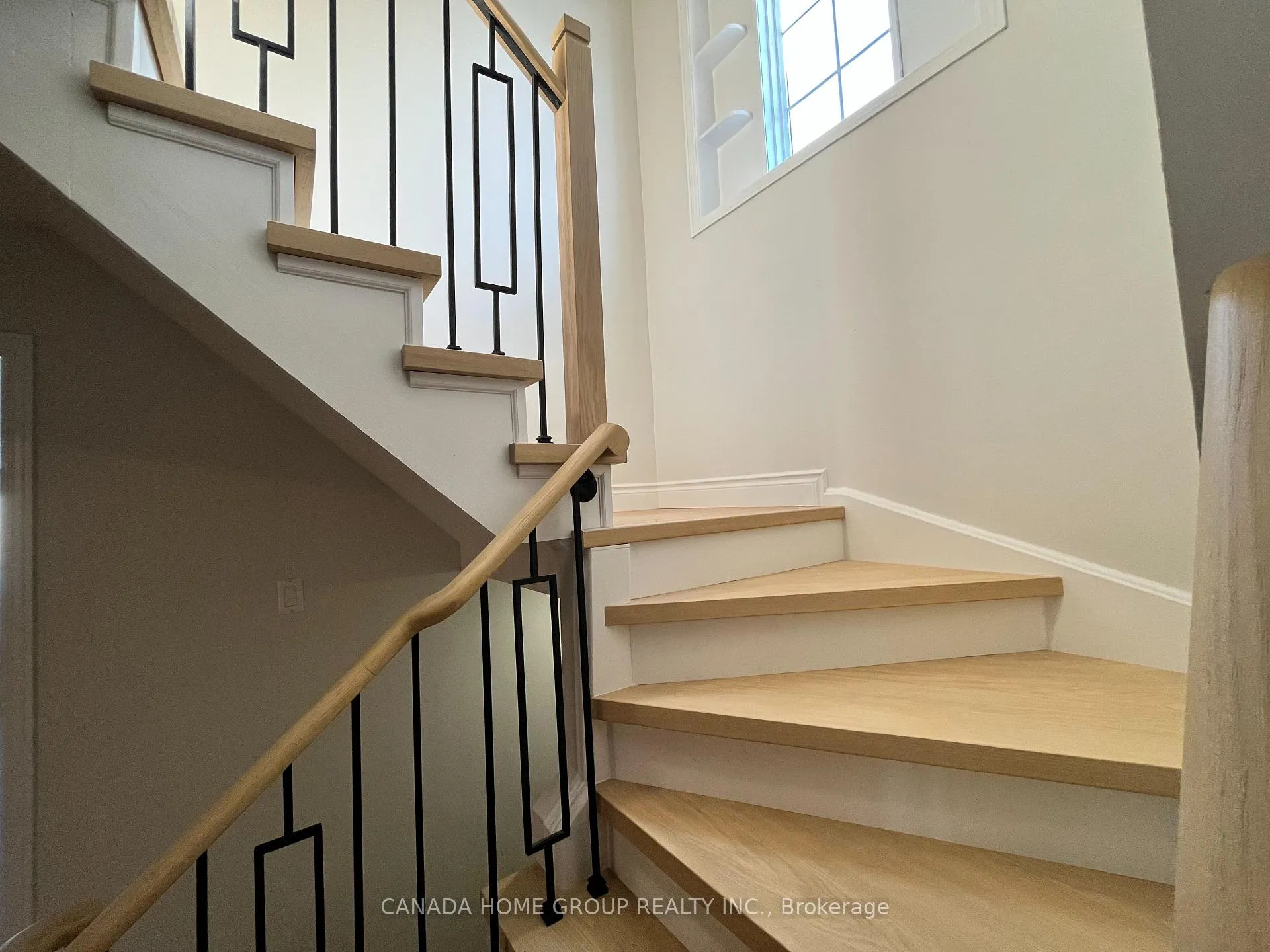 Photo 4 of 11 Bonnycastle Drive, Clarington, Bowmanville — HOMEH