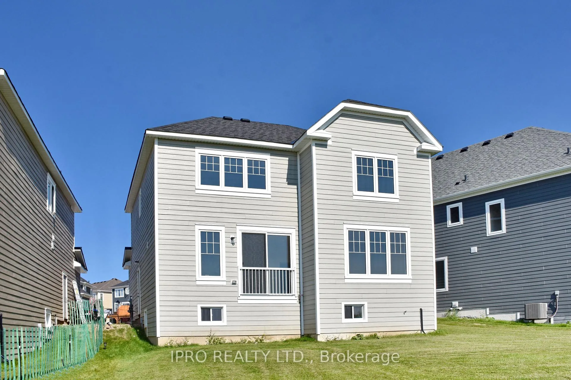 Photo 4 of 12 Shapira Avenue, Wasaga Beach — HOMEH