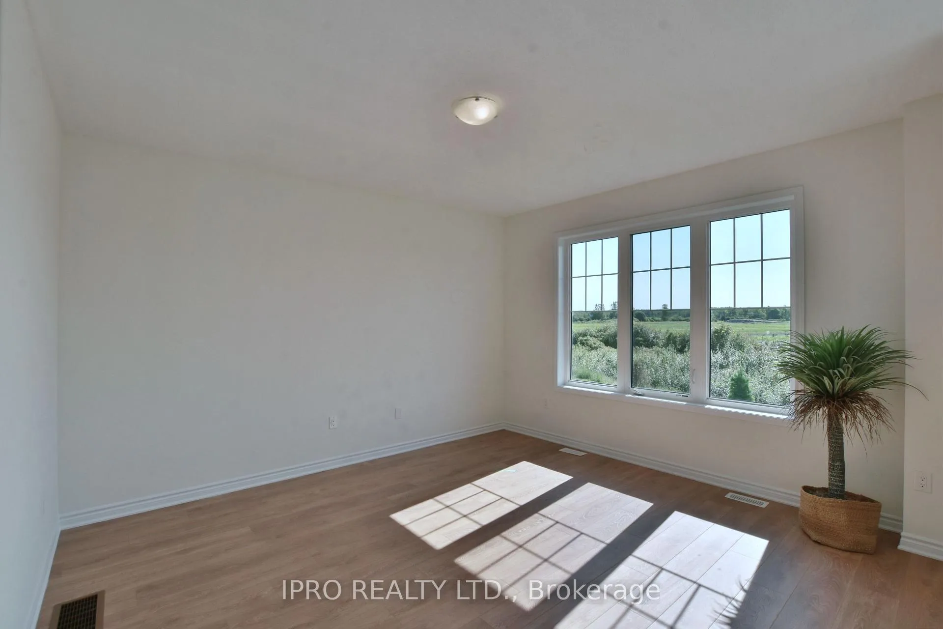 Photo 10 of 12 Shapira Avenue, Wasaga Beach — HOMEH