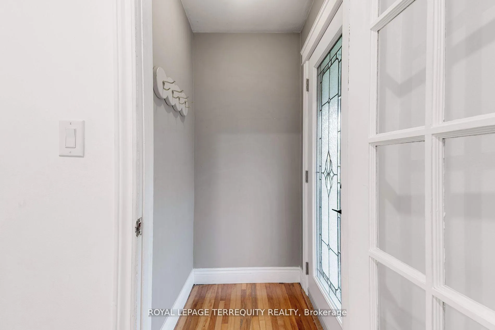 Photo 3 of 739 Upper Gage Avenue, Hamilton, Macassa — HOMEH