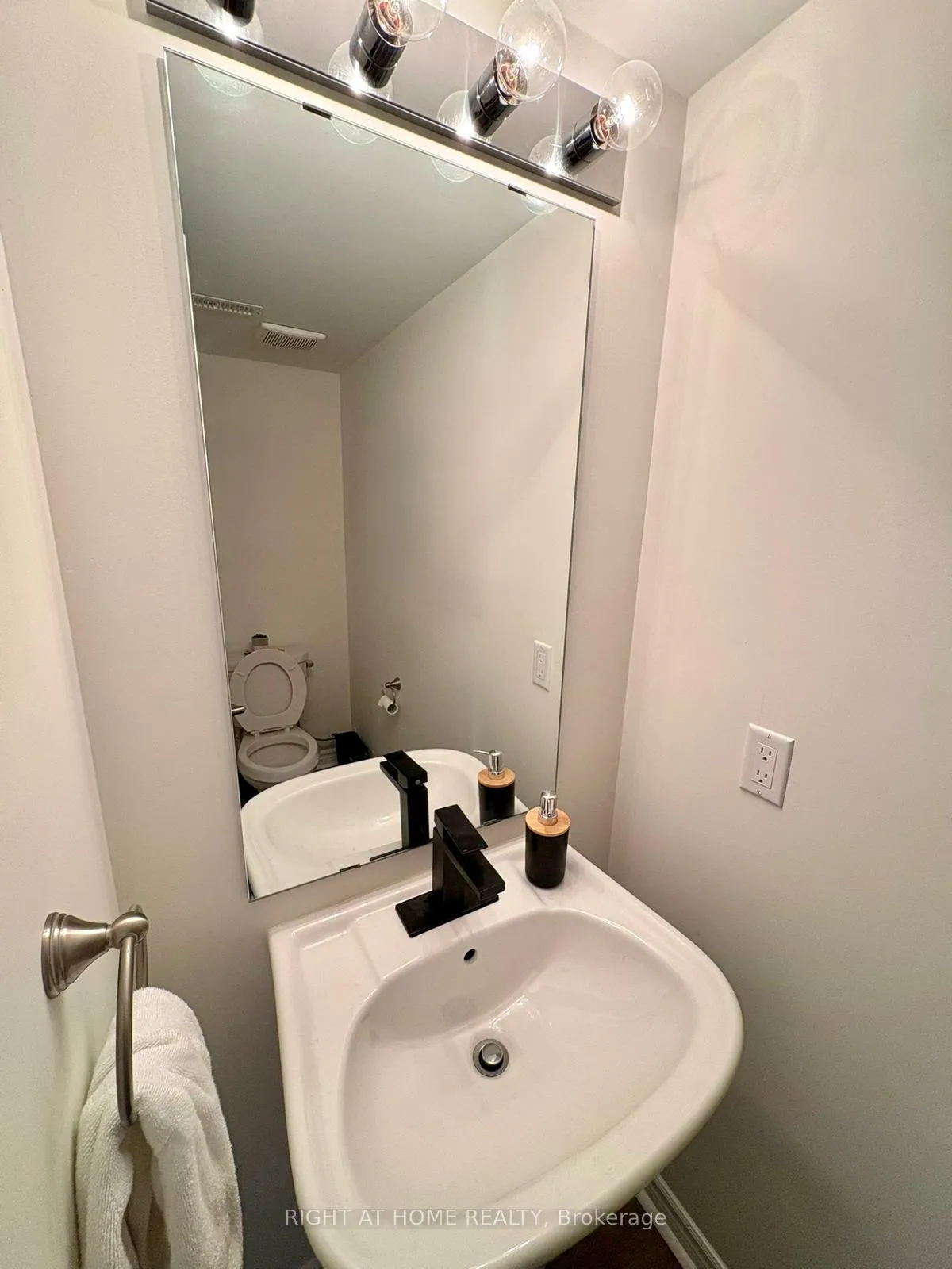 Photo 4 of 15 Andean Lane, Barrie, Holly — HOMEH