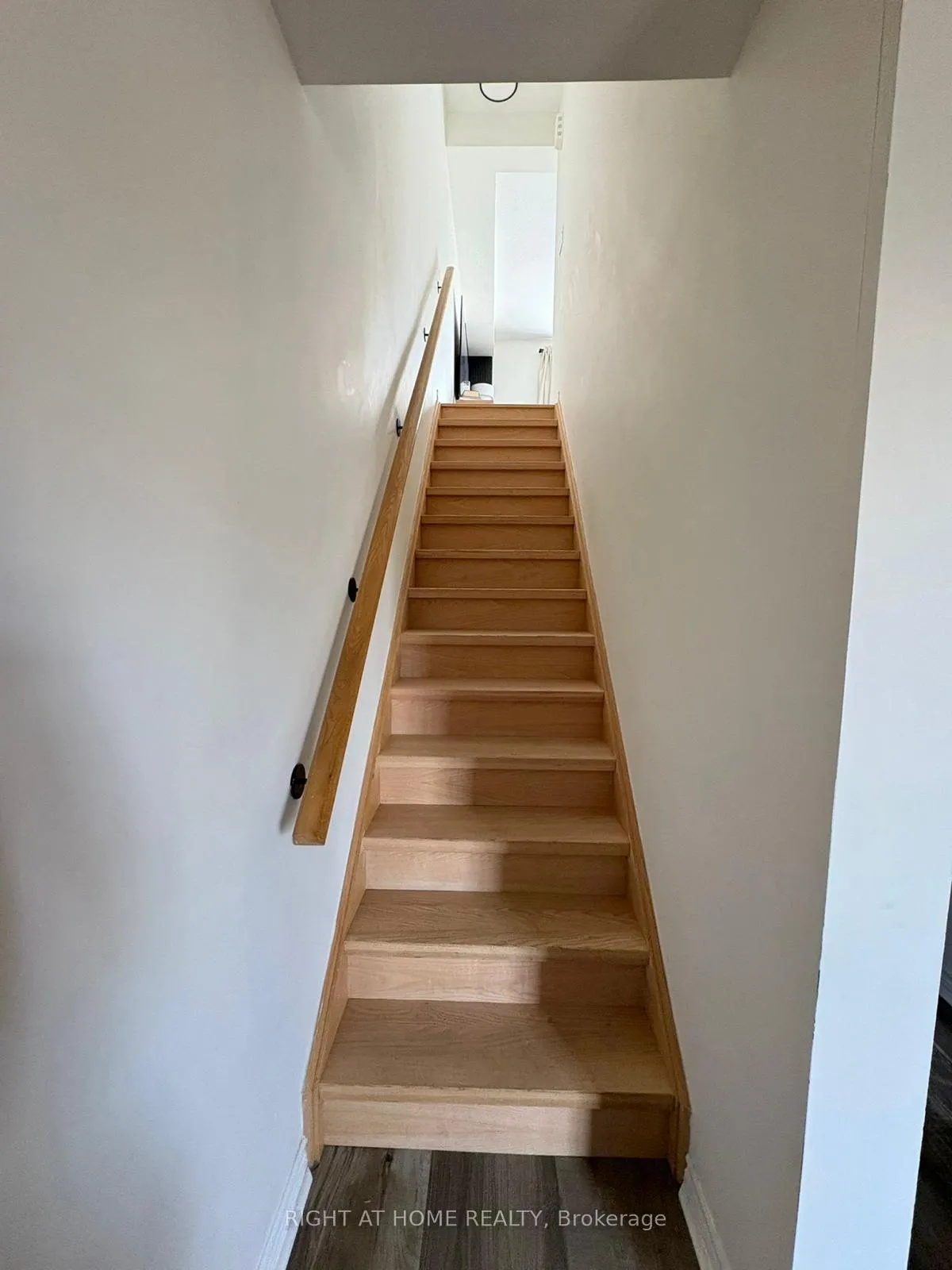 Photo 5 of 15 Andean Lane, Barrie, Holly — HOMEH