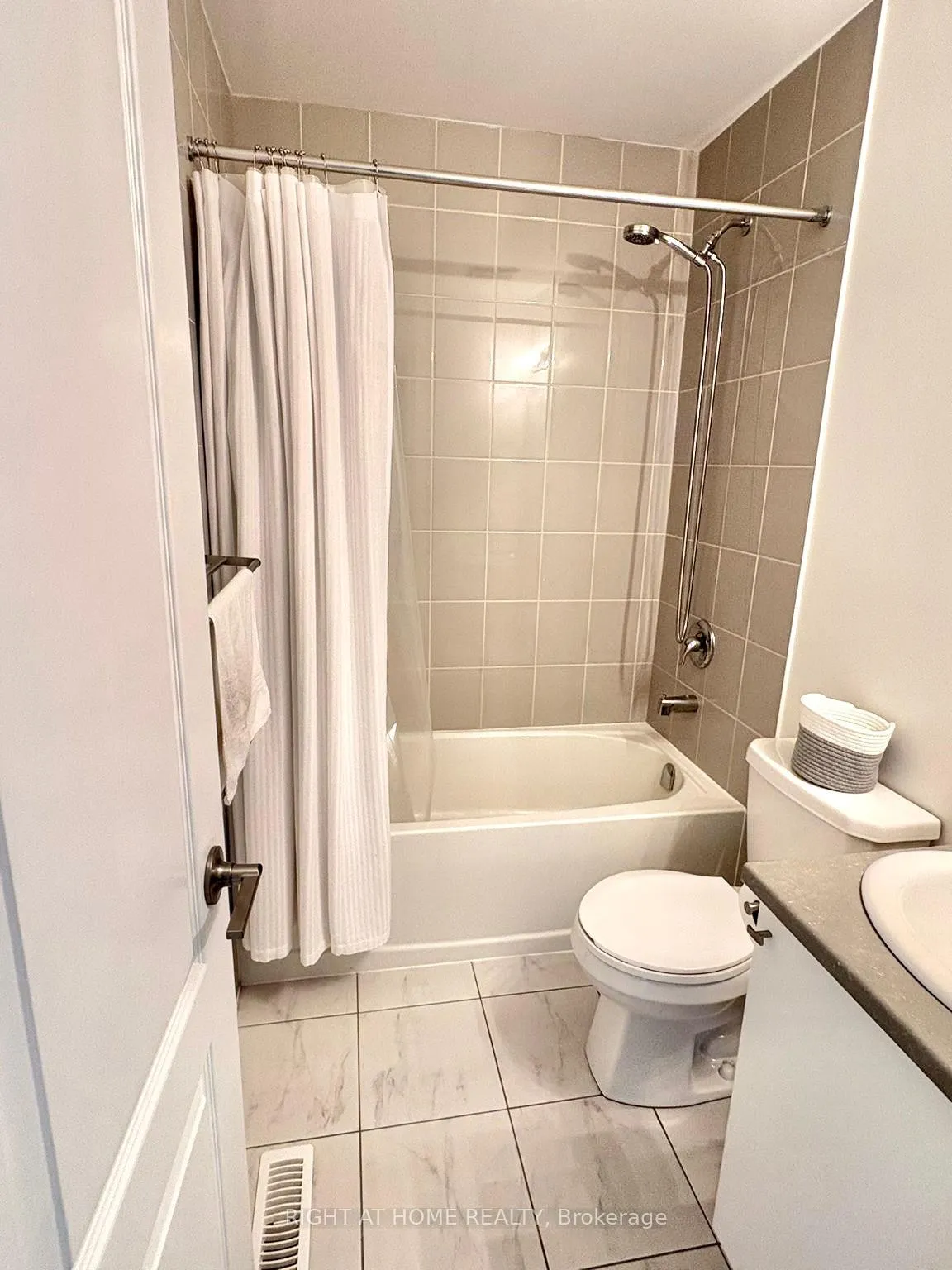 Photo 17 of 15 Andean Lane, Barrie, Holly — HOMEH
