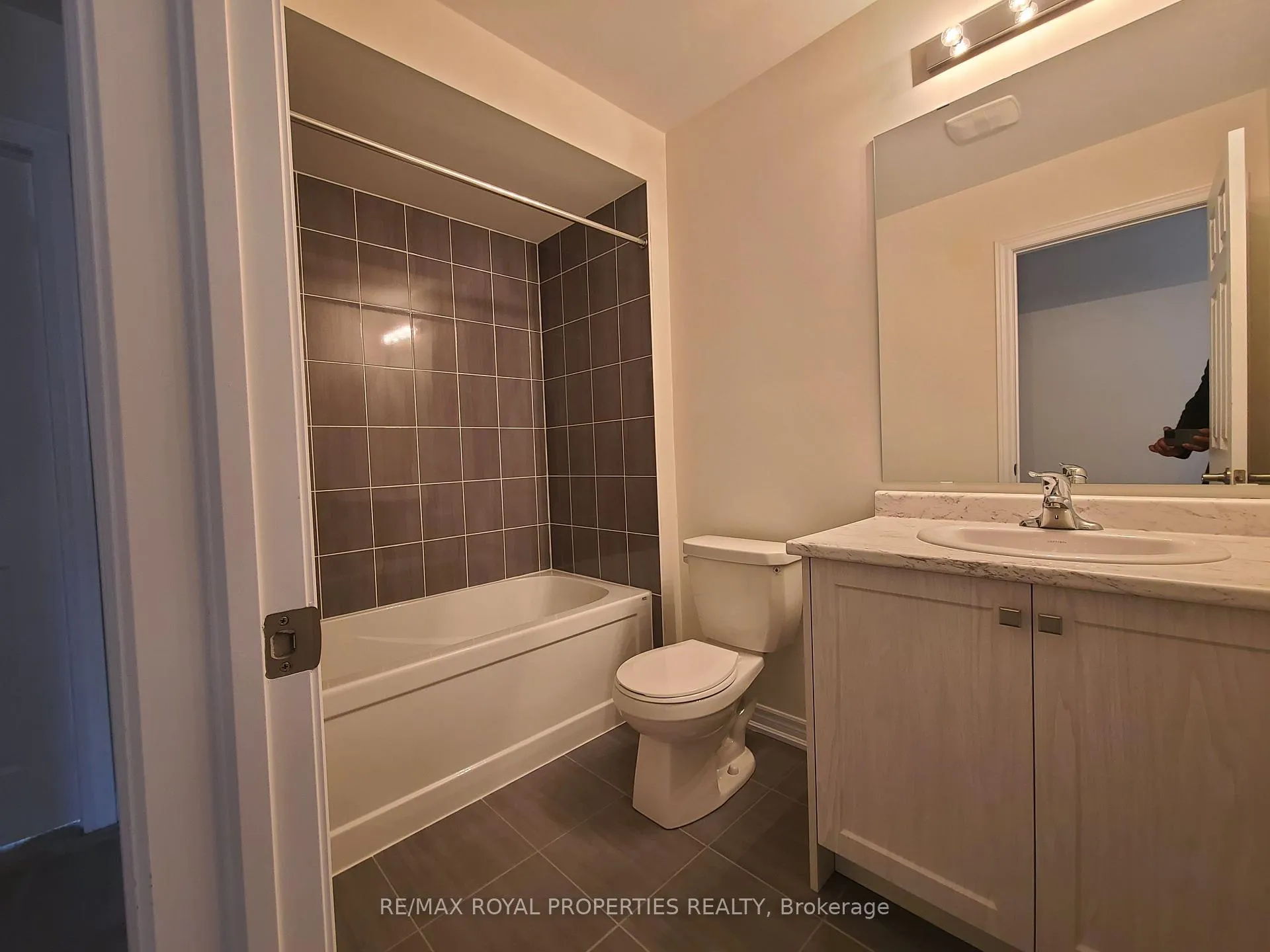 Photo 11 of 967 Elizabeth Mackenzie Drive, Pickering, Rural Pickering — HOMEH