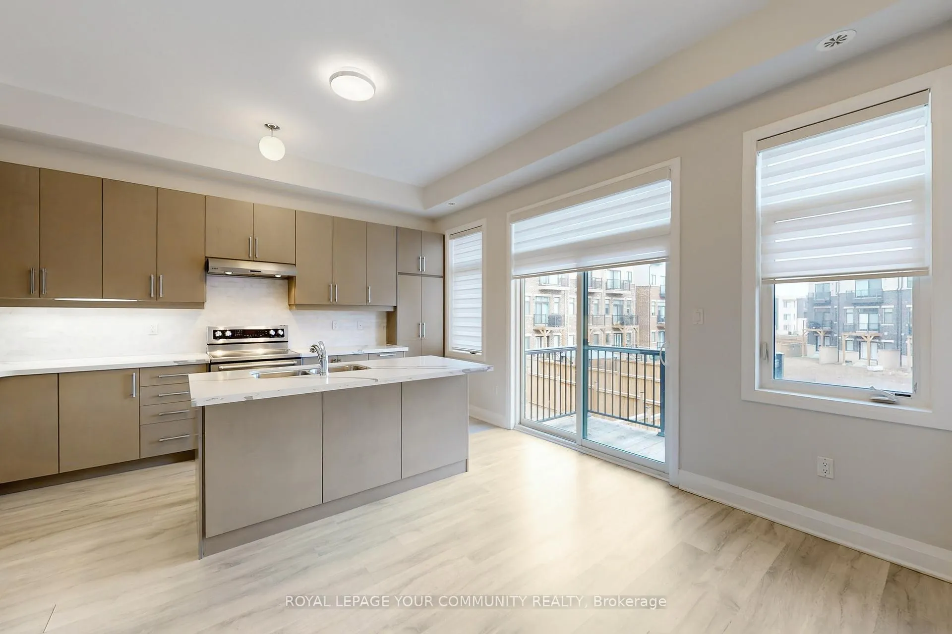 Photo 3 of 127 Arianna Crescent, Vaughan, Patterson — HOMEH