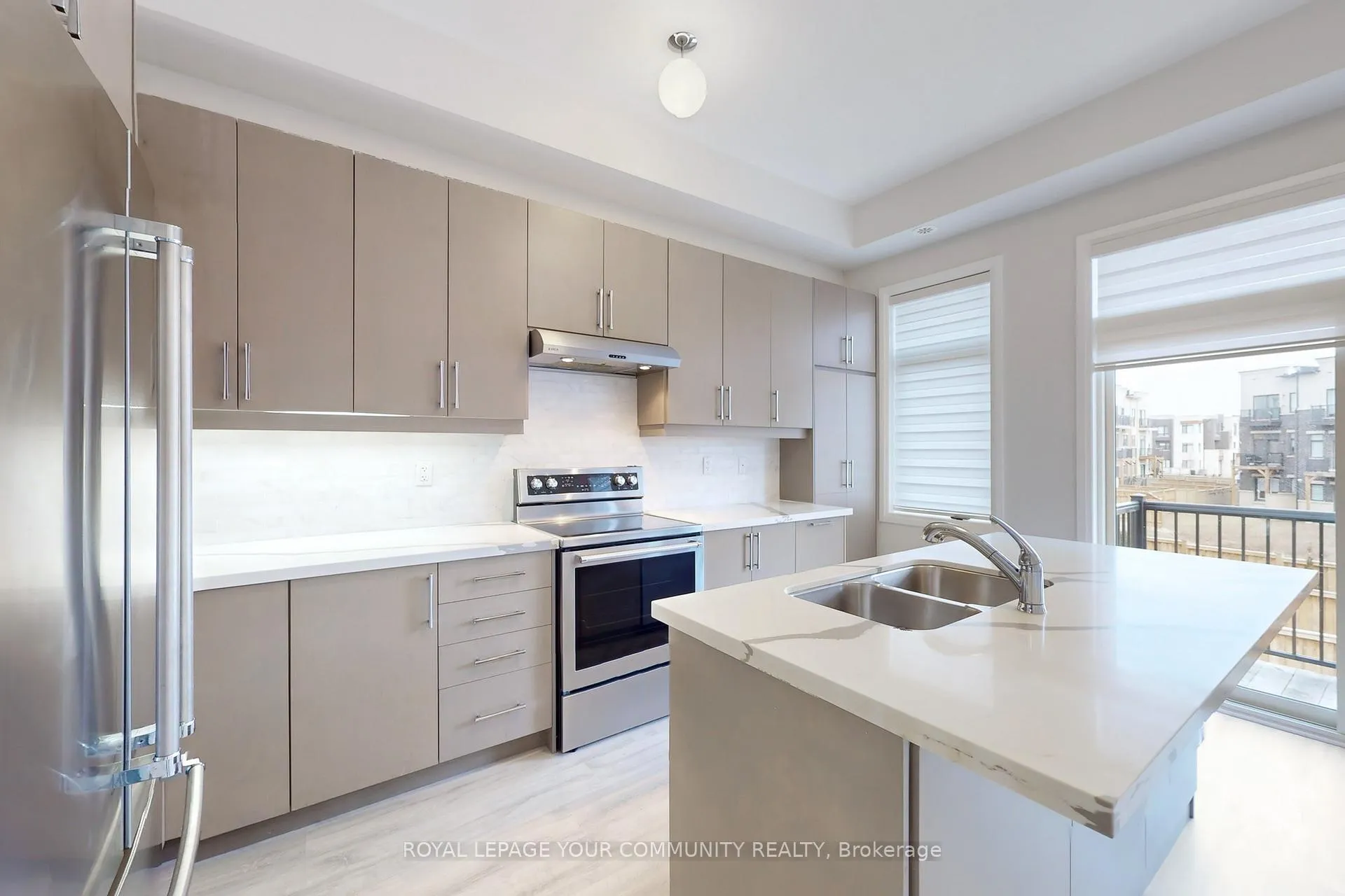 Photo 4 of 127 Arianna Crescent, Vaughan, Patterson — HOMEH