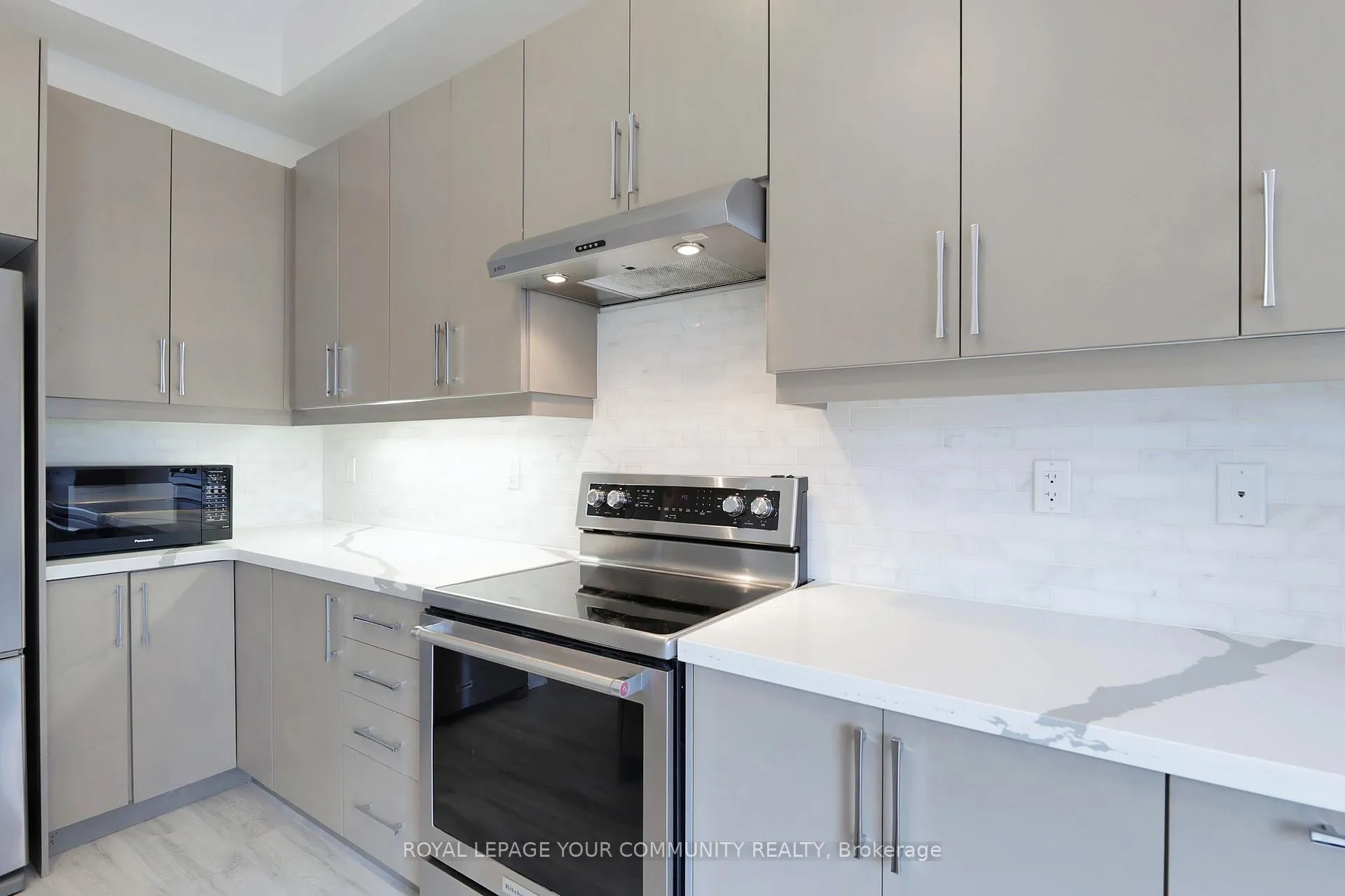 Photo 5 of 127 Arianna Crescent, Vaughan, Patterson — HOMEH