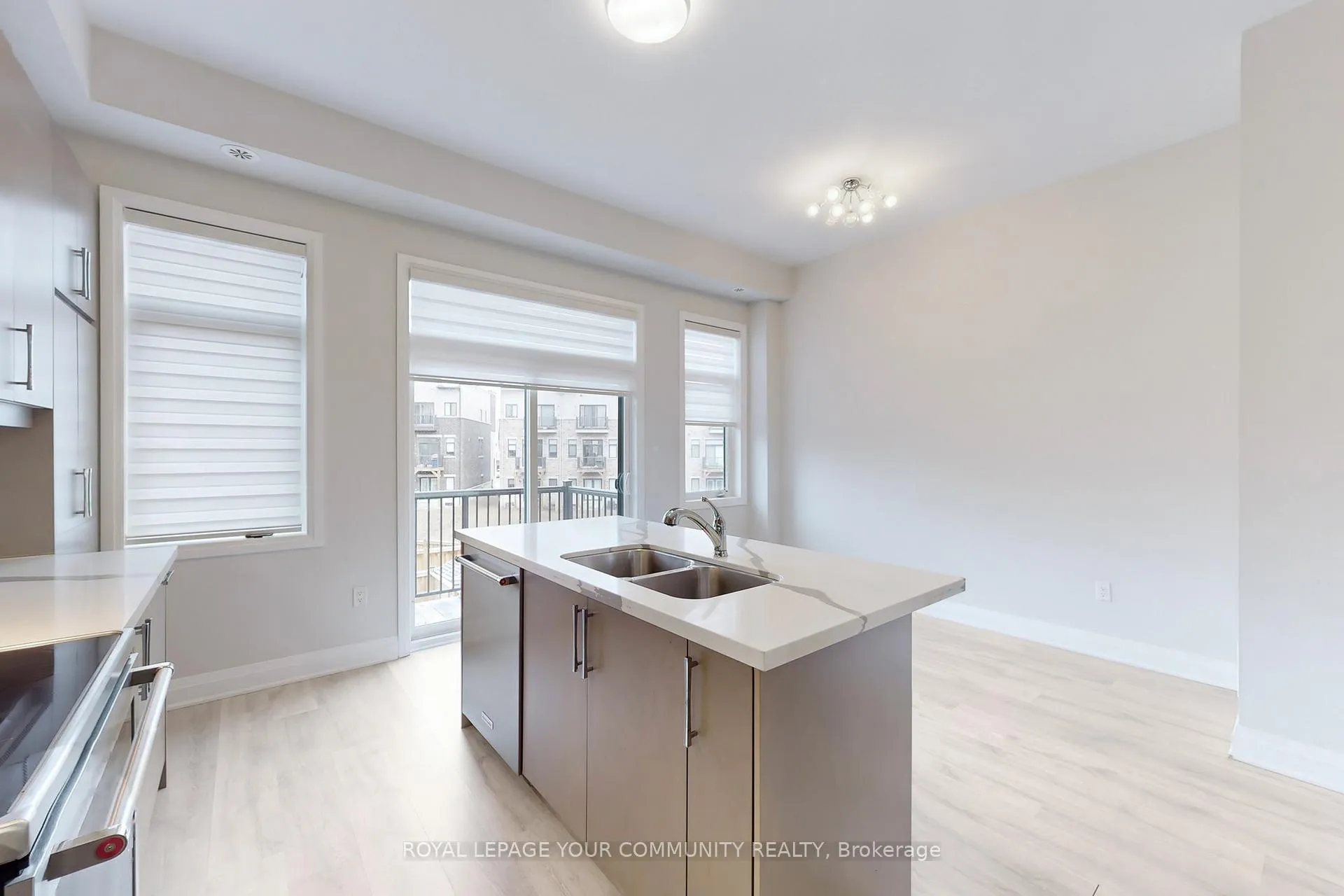 Photo 6 of 127 Arianna Crescent, Vaughan, Patterson — HOMEH