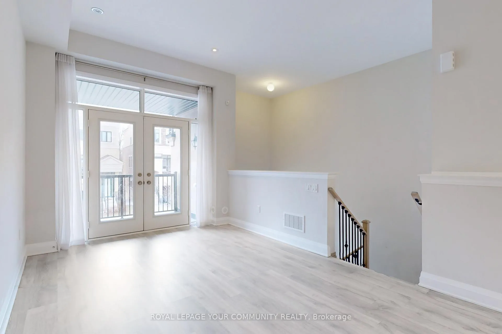 Photo 9 of 127 Arianna Crescent, Vaughan, Patterson — HOMEH