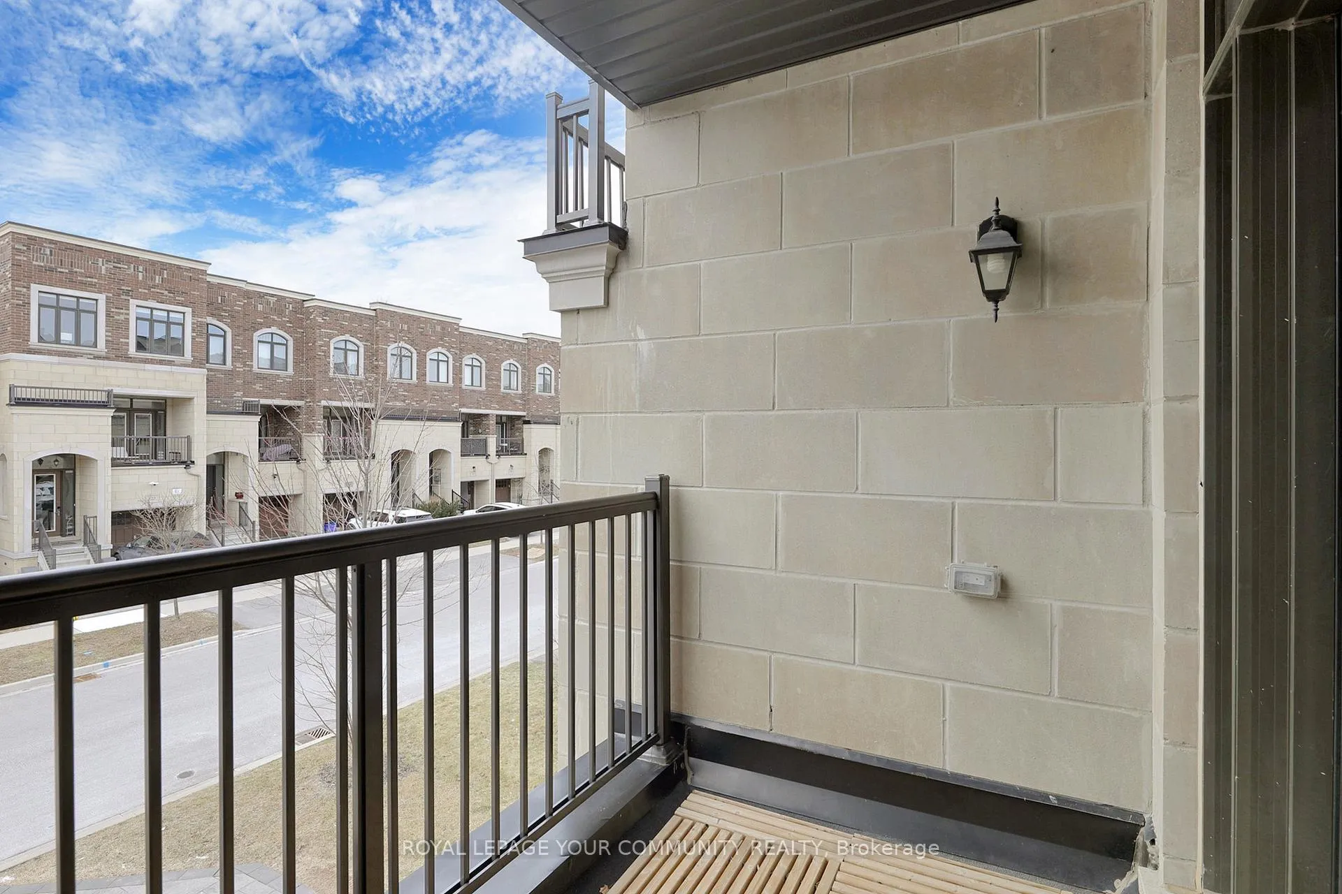 Photo 10 of 127 Arianna Crescent, Vaughan, Patterson — HOMEH