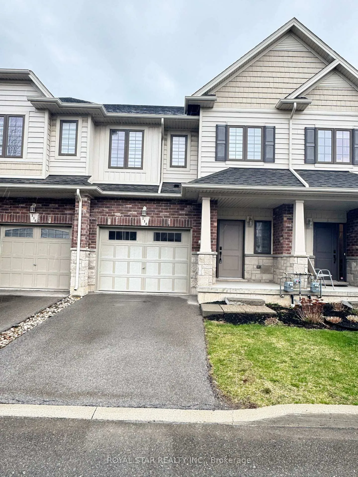 Front of 114 Dunrobin Lane