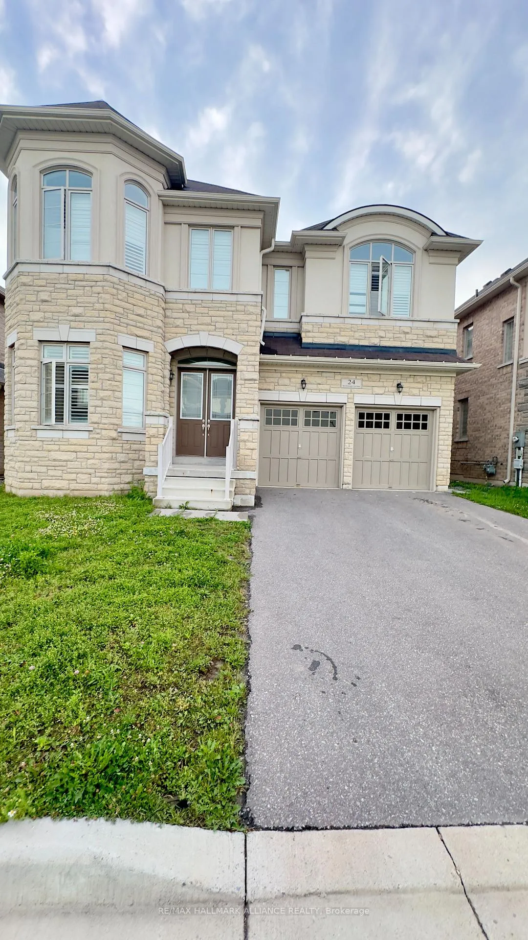 Photo 1 of 24 Mcdonough Gardens, Hamilton, Waterdown — HOMEH