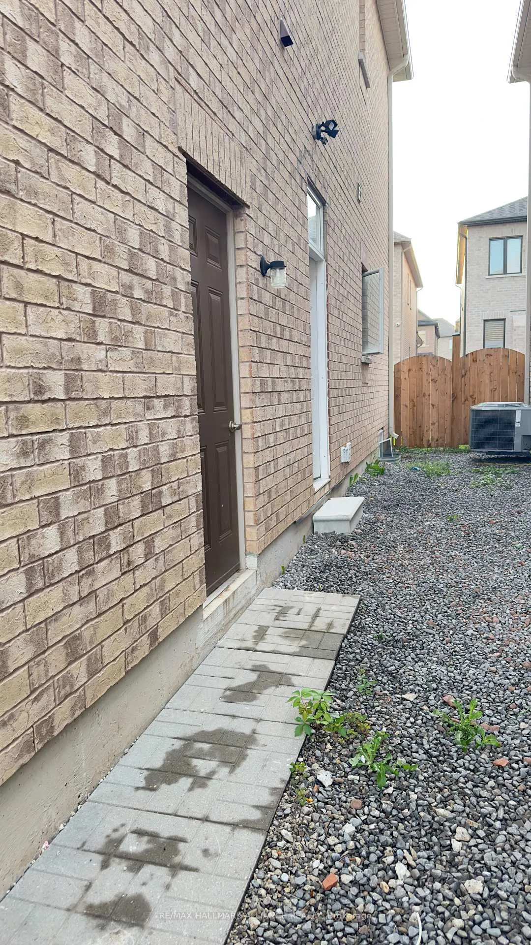 Photo 4 of 24 Mcdonough Gardens, Hamilton, Waterdown — HOMEH