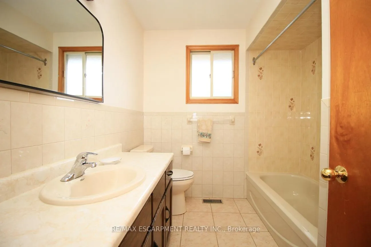 Photo 10 of 31 Carriagegate Drive, Hamilton, Thorner — HOMEH