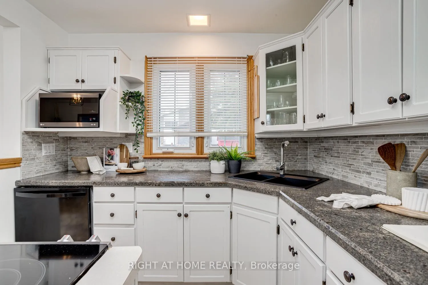 Photo 12 of 52 Highland Avenue, Barrie, Codrington — HOMEH