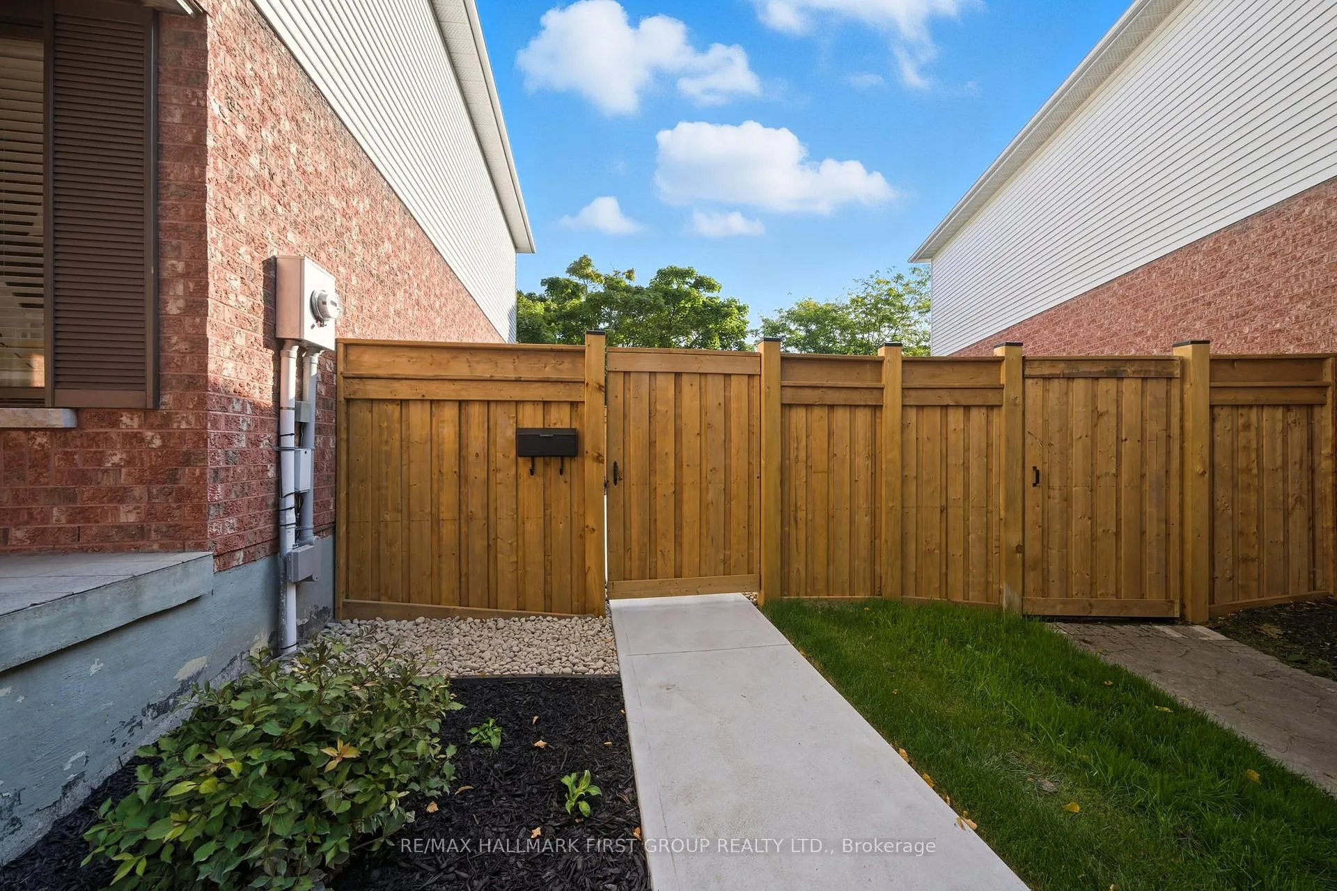 Photo 2 of 126 Buyson Crescent, Clarington, Courtice — HOMEH