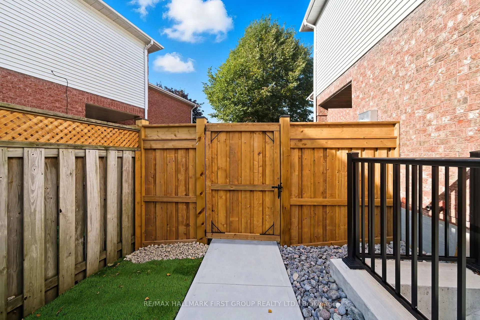 Photo 3 of 126 Buyson Crescent, Clarington, Courtice — HOMEH