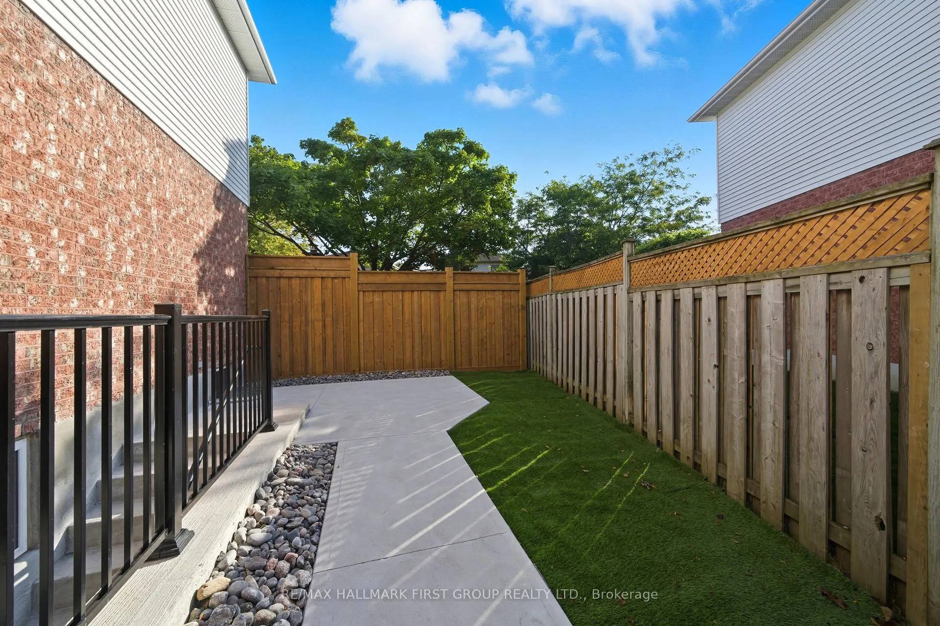 Photo 4 of 126 Buyson Crescent, Clarington, Courtice — HOMEH