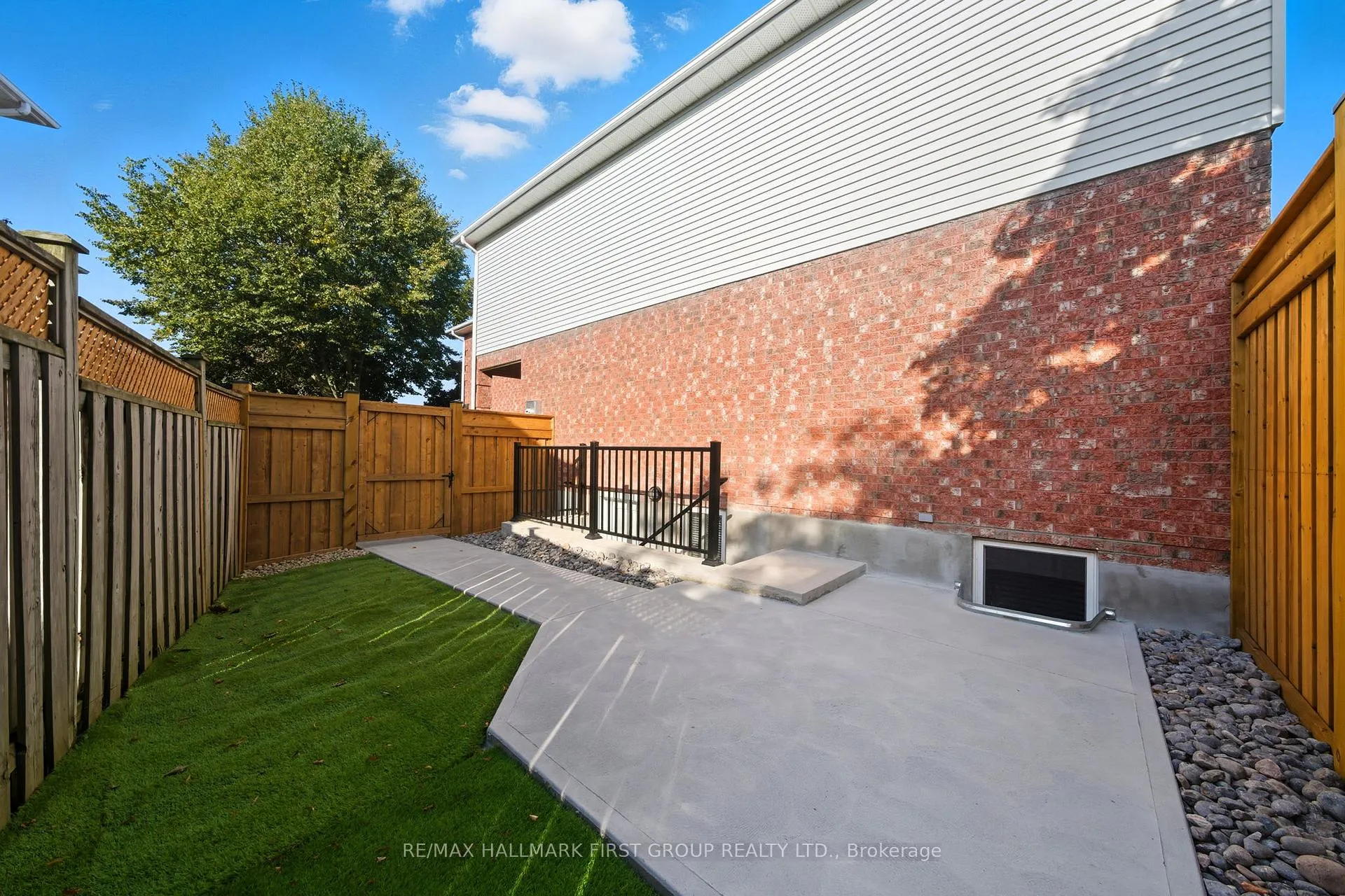 Photo 5 of 126 Buyson Crescent, Clarington, Courtice — HOMEH