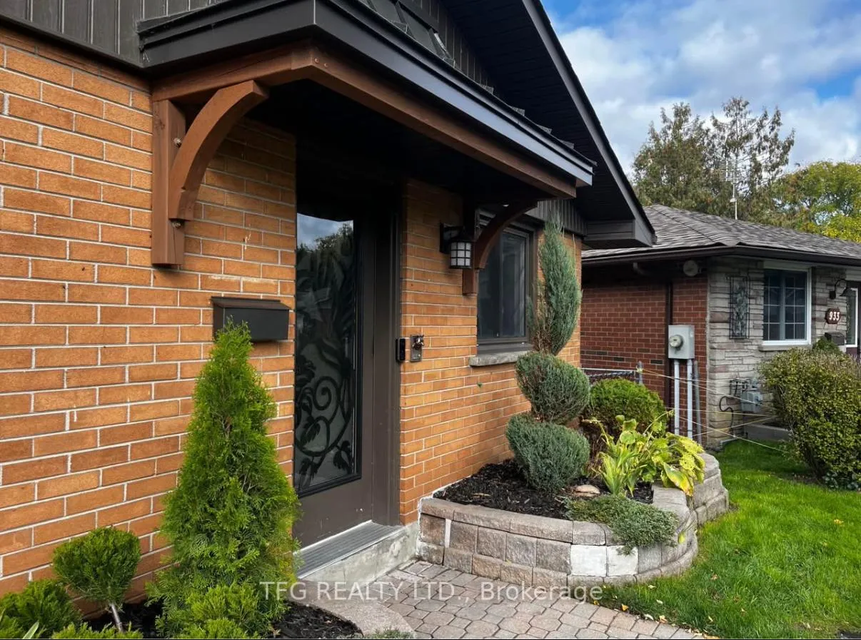 Photo 2 of 937 Walnut Court, Oshawa, Donevan — HOMEH