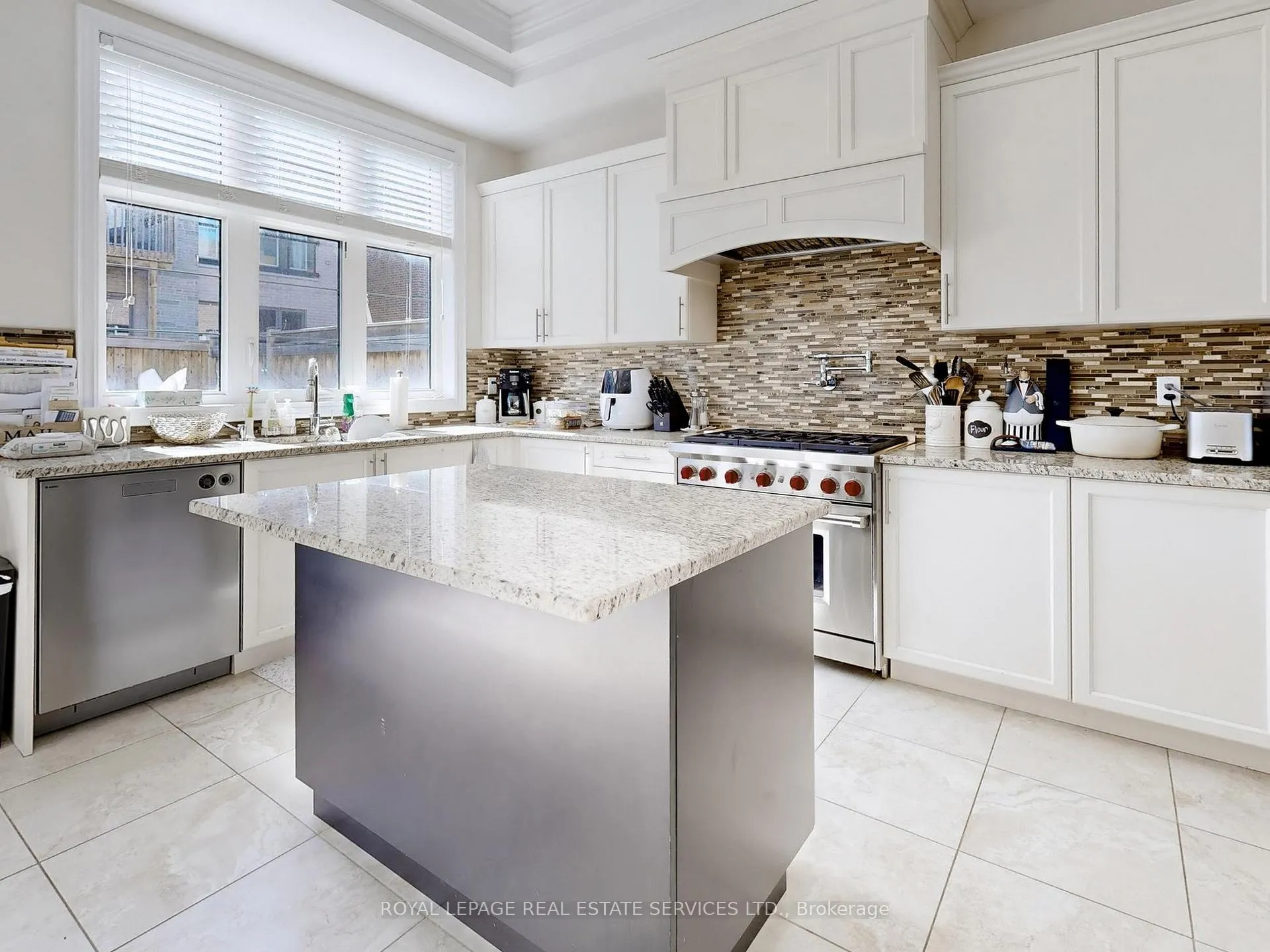 Photo 2 of 46 Baldry Avenue, Vaughan, Patterson — HOMEH
