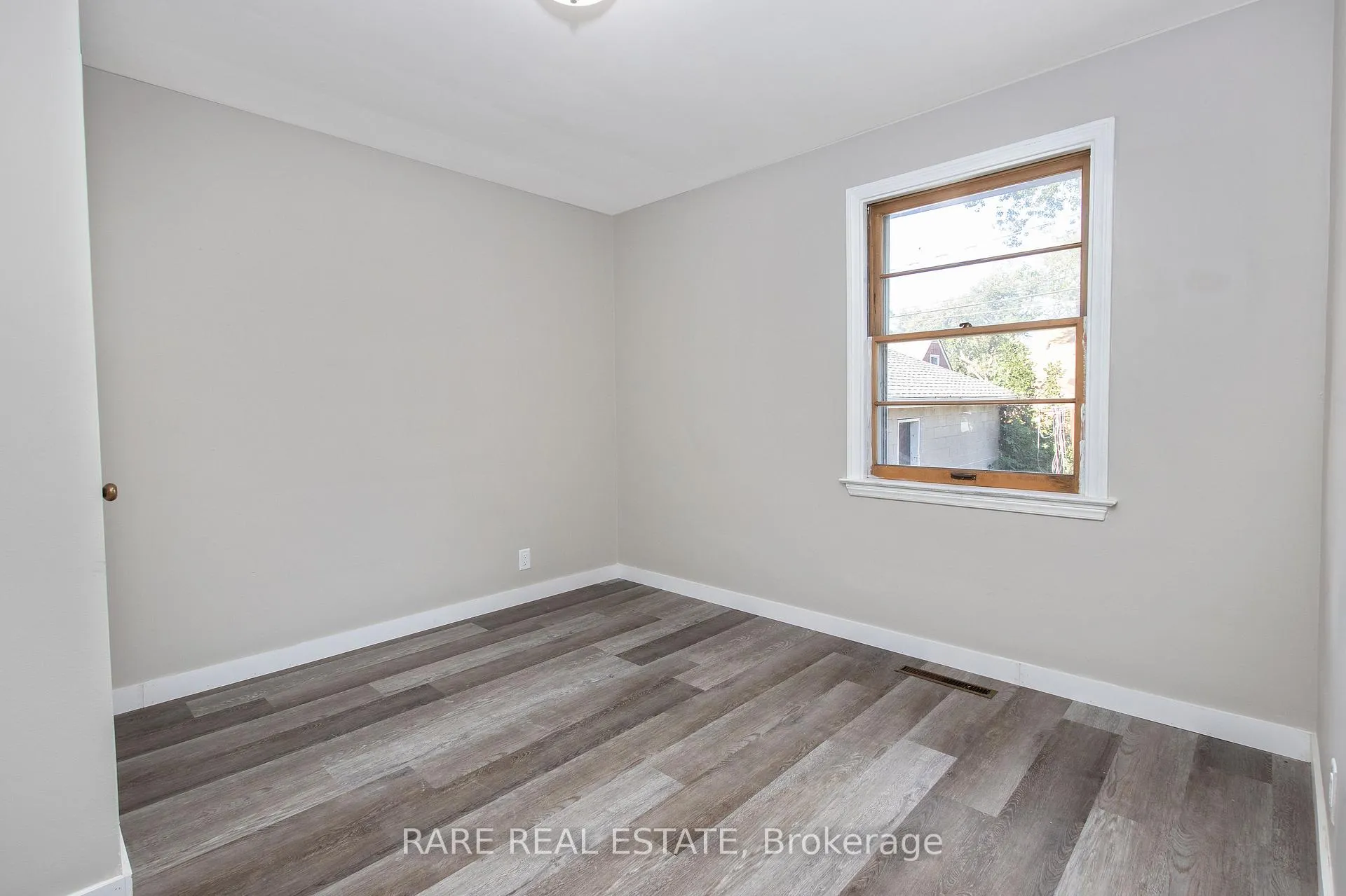 Photo 11 of 1544 Pillette Road, Windsor — HOMEH