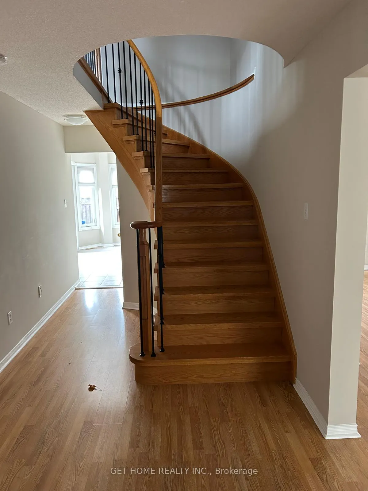 Photo 3 of 50 Valleywood Drive, Whitby, Williamsburg — HOMEH