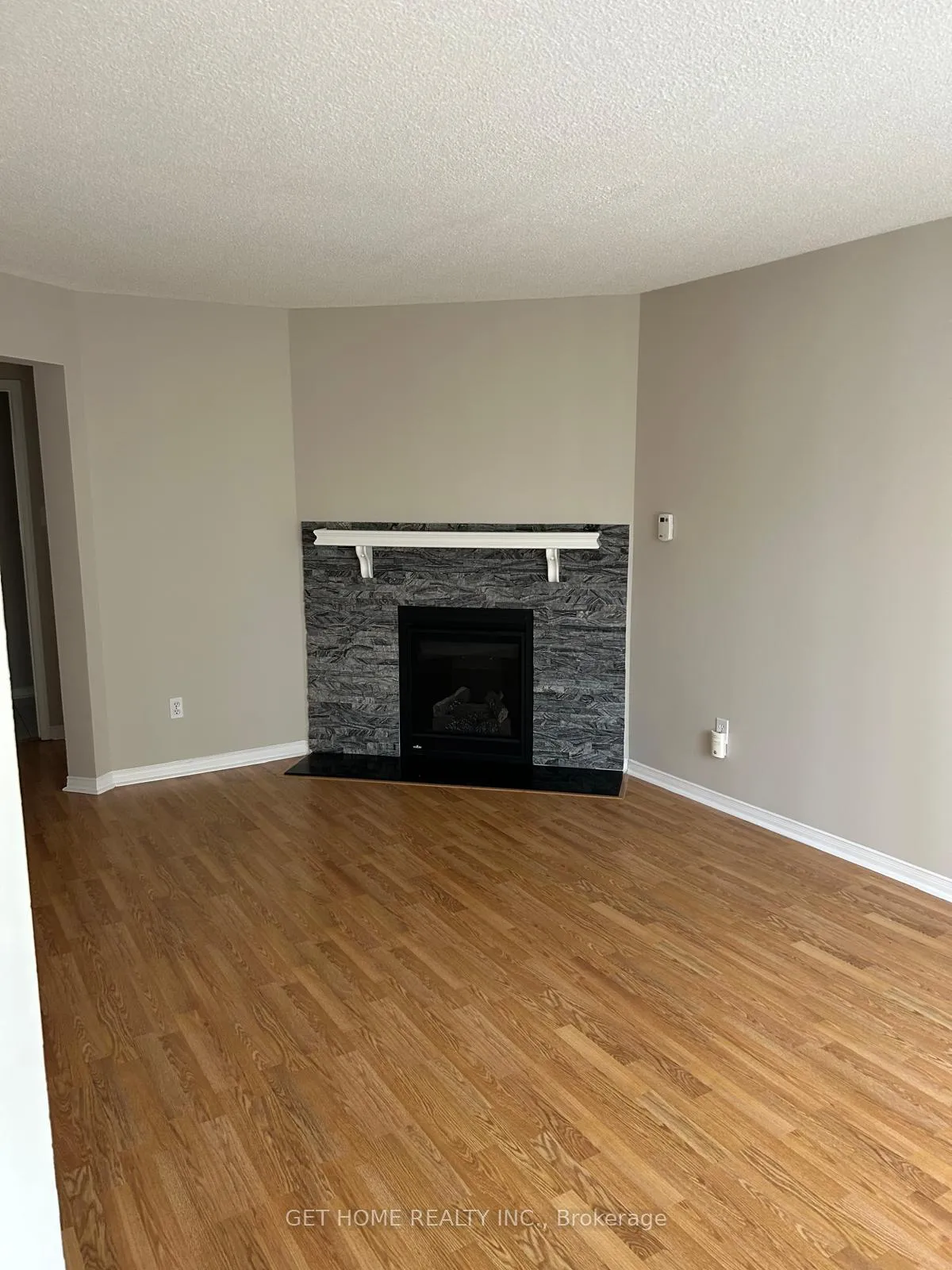 Photo 4 of 50 Valleywood Drive, Whitby, Williamsburg — HOMEH