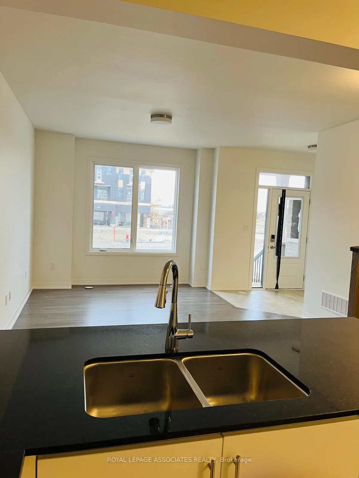 Photo 4 of 106 Coolhurst Avenue, Brampton, Northwest Brampton — HOMEH