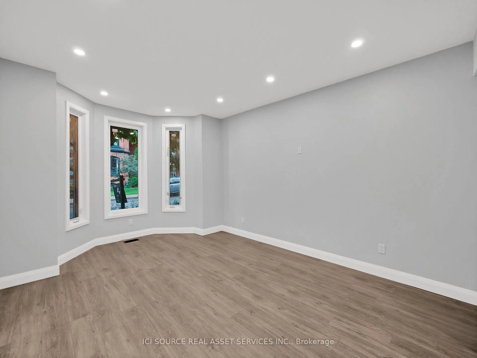 Photo 2 of 74 Erie Avenue, Hamilton, Stinson — HOMEH