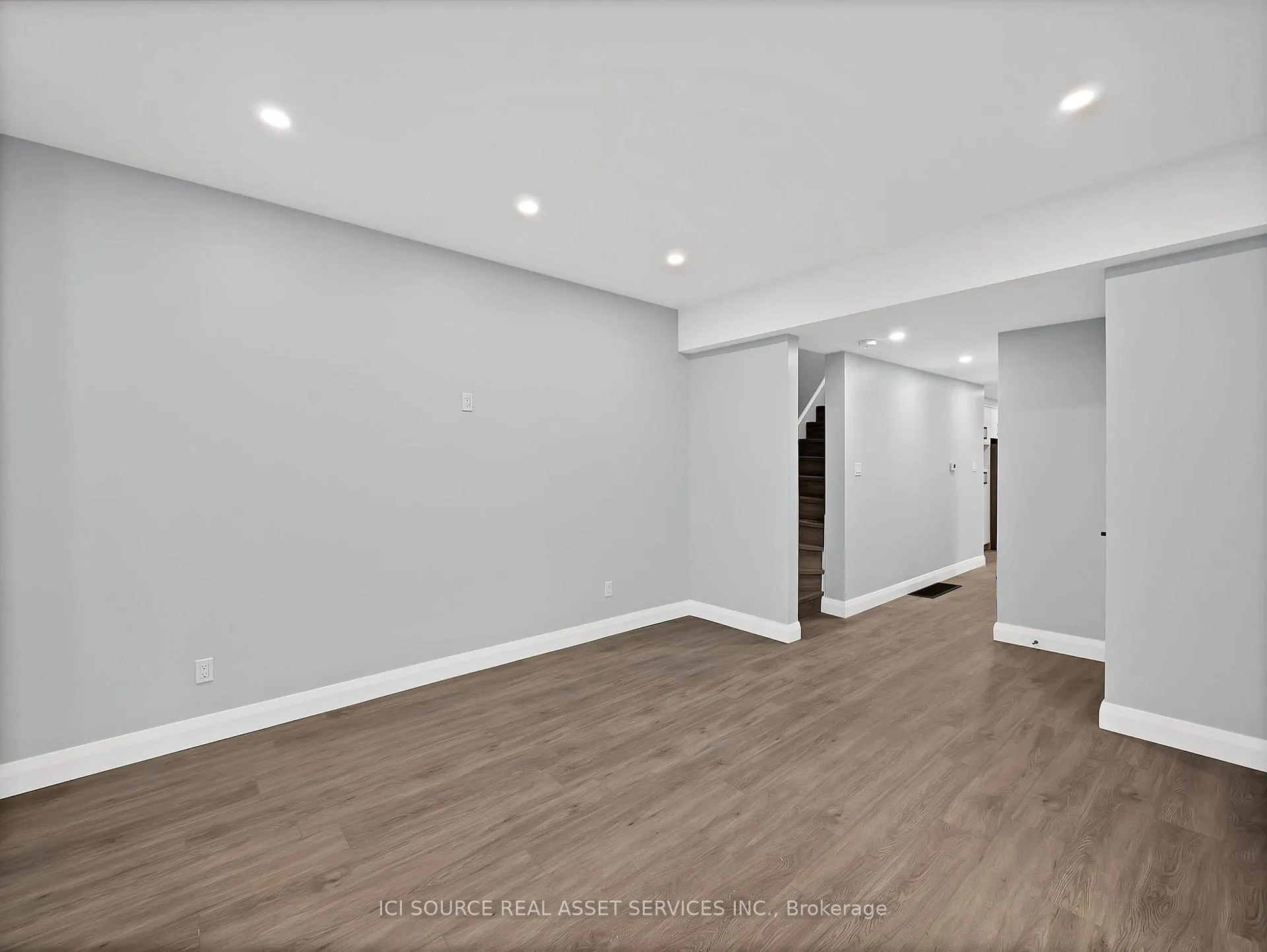 Photo 3 of 74 Erie Avenue, Hamilton, Stinson — HOMEH