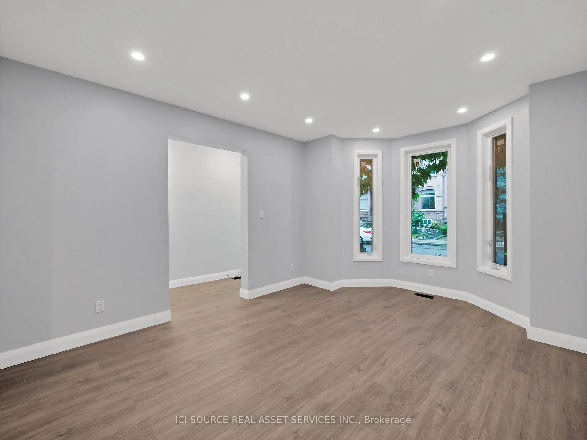 Photo 4 of 74 Erie Avenue, Hamilton, Stinson — HOMEH