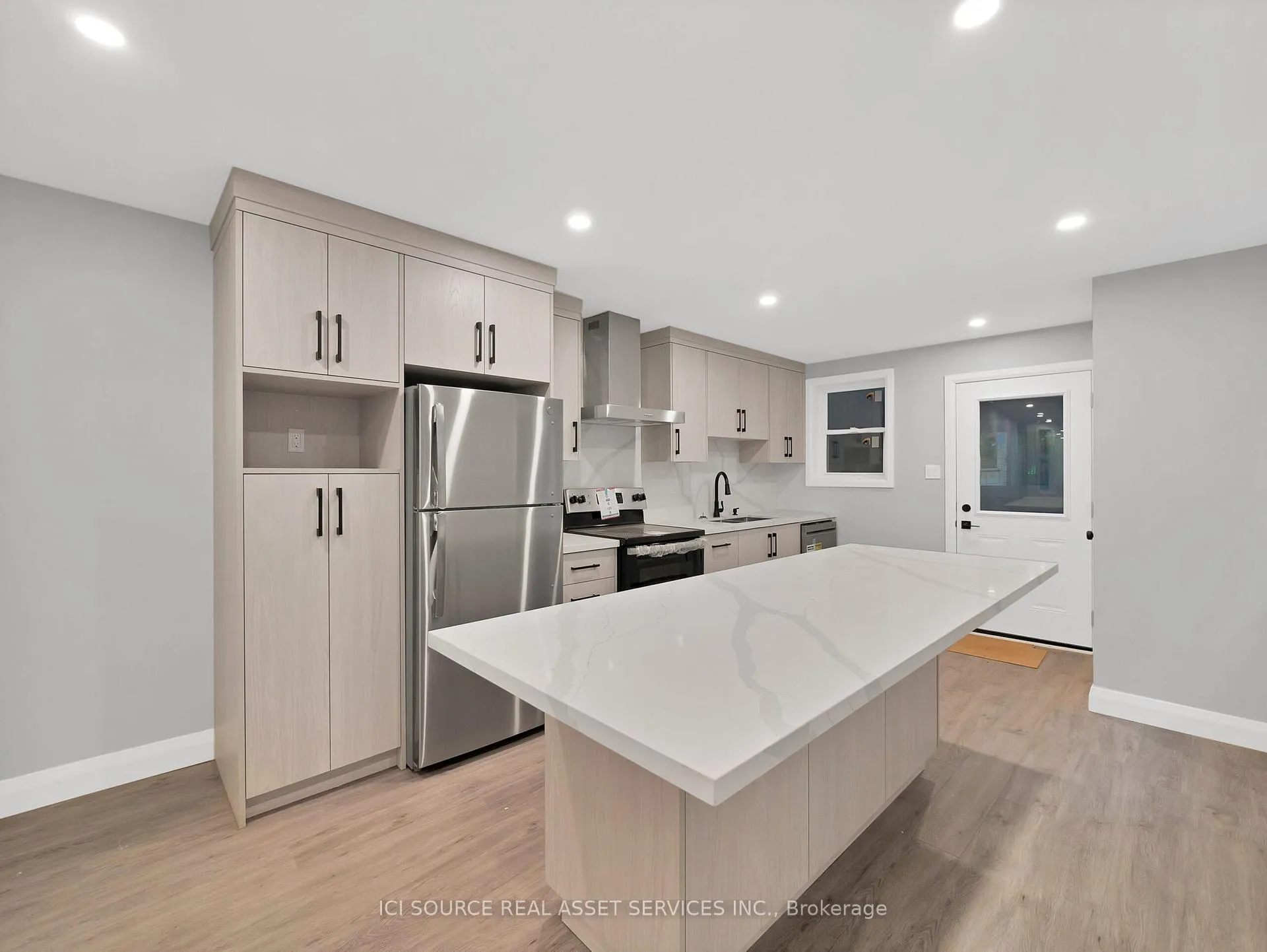 Photo 7 of 74 Erie Avenue, Hamilton, Stinson — HOMEH
