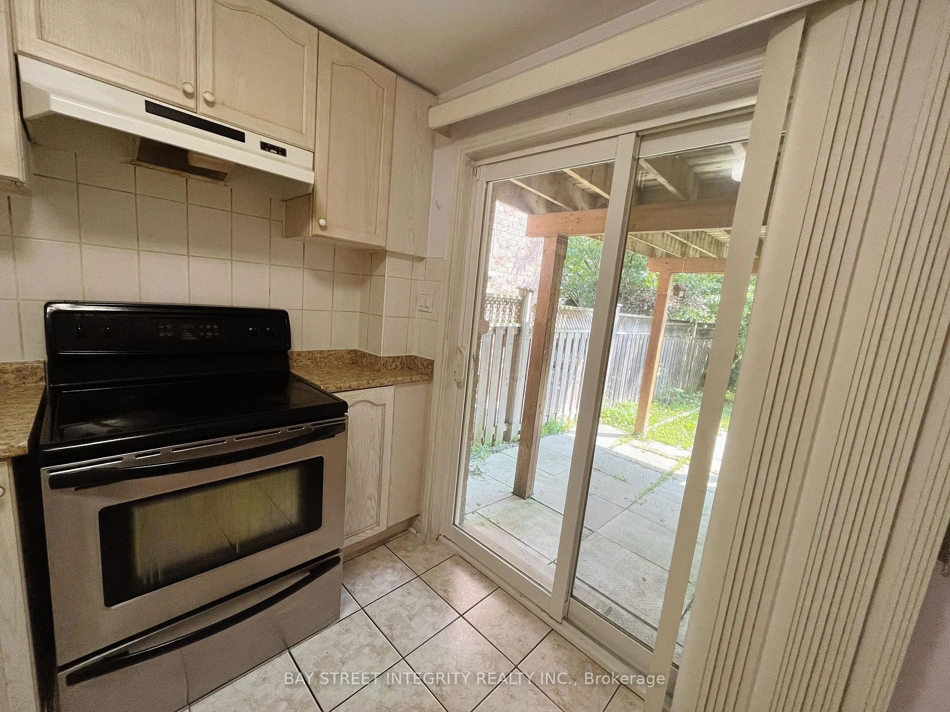 Photo 2 of 23 Catalpa Crescent, Vaughan, Patterson — HOMEH