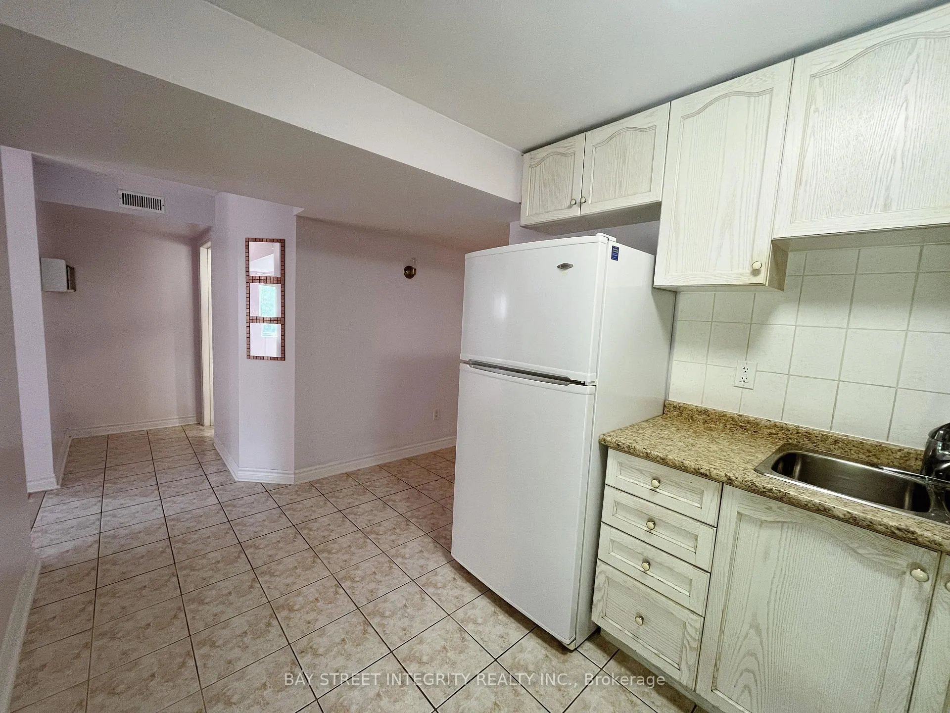 Photo 3 of 23 Catalpa Crescent, Vaughan, Patterson — HOMEH