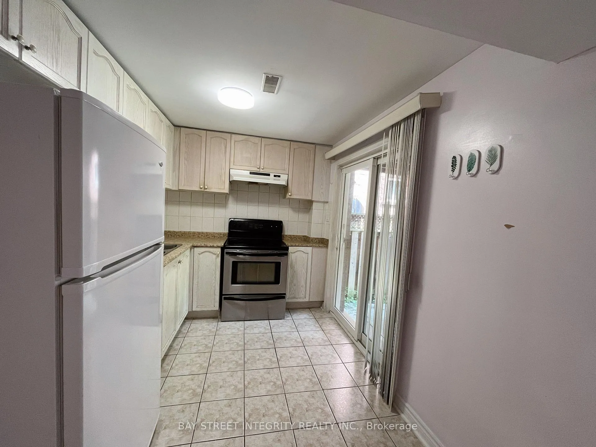 Photo 4 of 23 Catalpa Crescent, Vaughan, Patterson — HOMEH