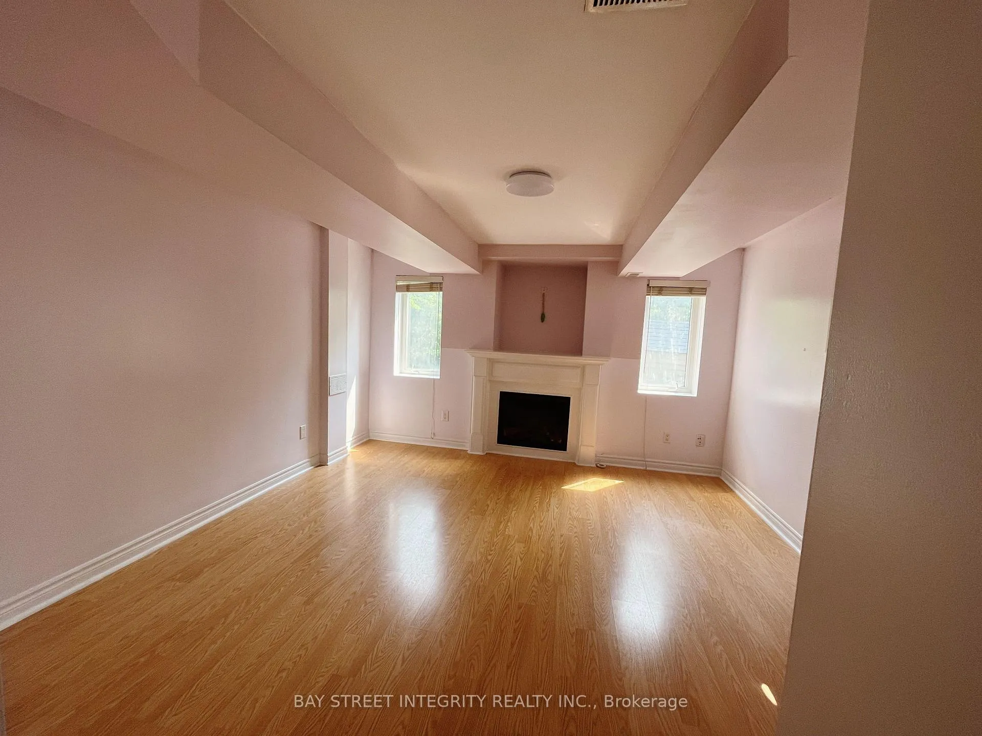 Photo 5 of 23 Catalpa Crescent, Vaughan, Patterson — HOMEH