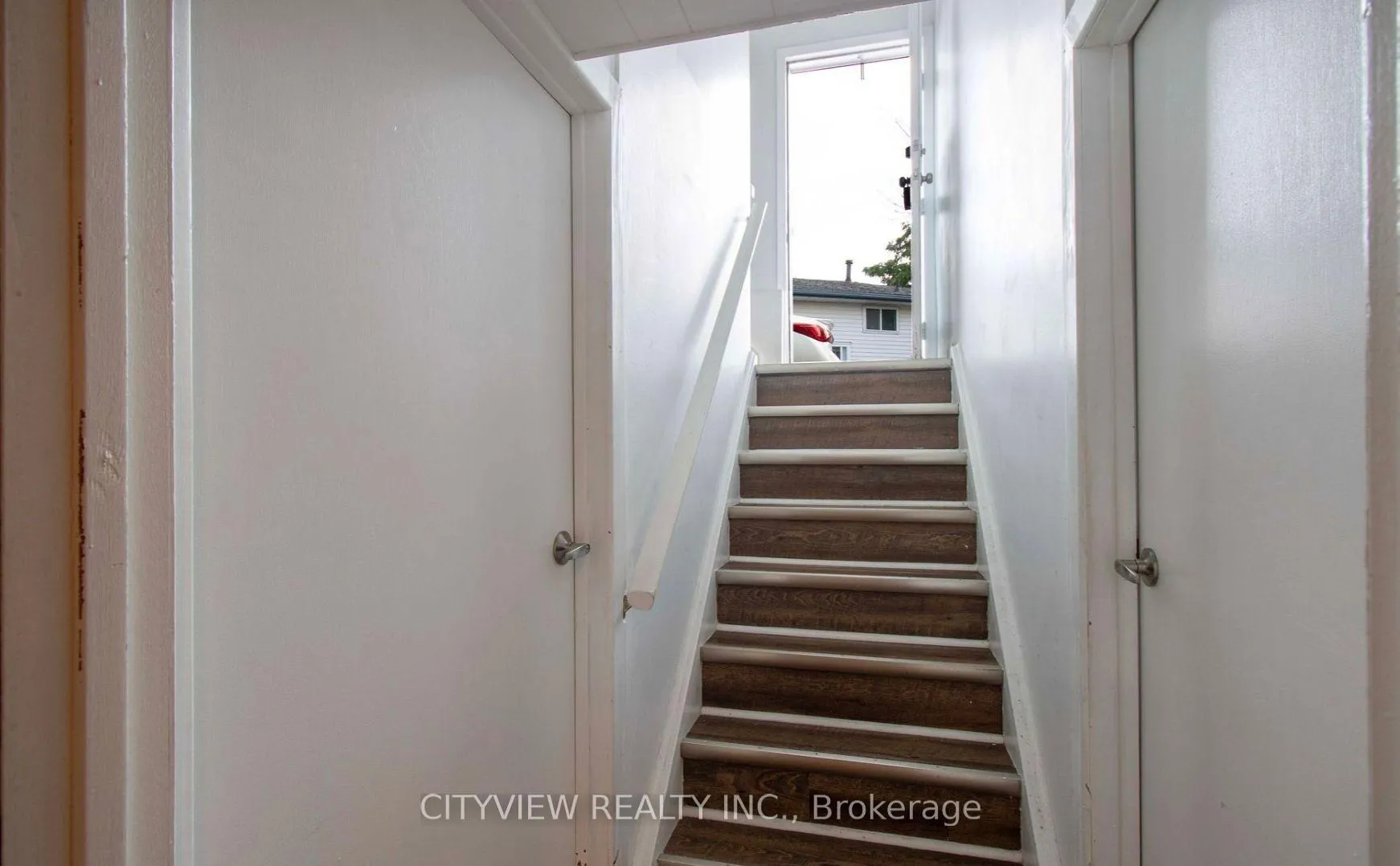 Photo 2 of 8 Joncaire Place, Hamilton, Stoney Creek Mountain — HOMEH