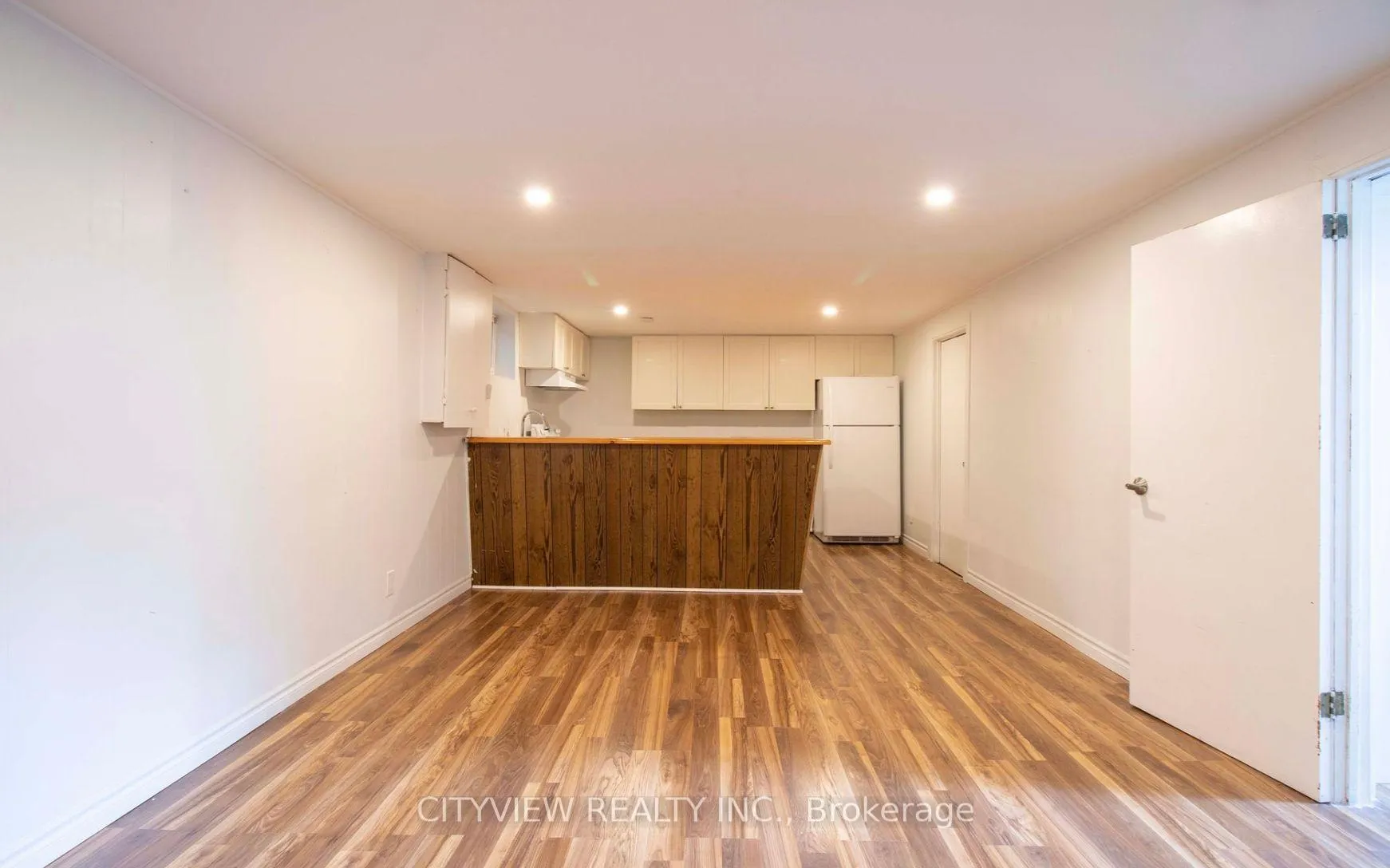 Photo 3 of 8 Joncaire Place, Hamilton, Stoney Creek Mountain — HOMEH
