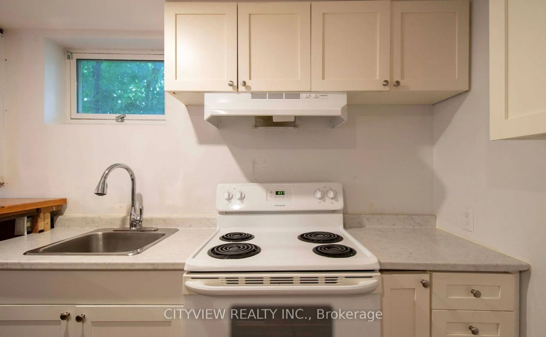 Photo 6 of 8 Joncaire Place, Hamilton, Stoney Creek Mountain — HOMEH
