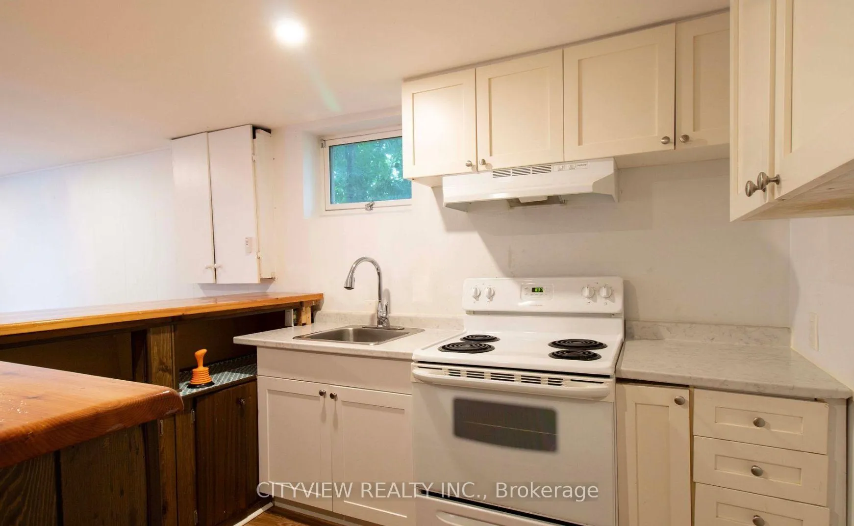 Photo 7 of 8 Joncaire Place, Hamilton, Stoney Creek Mountain — HOMEH