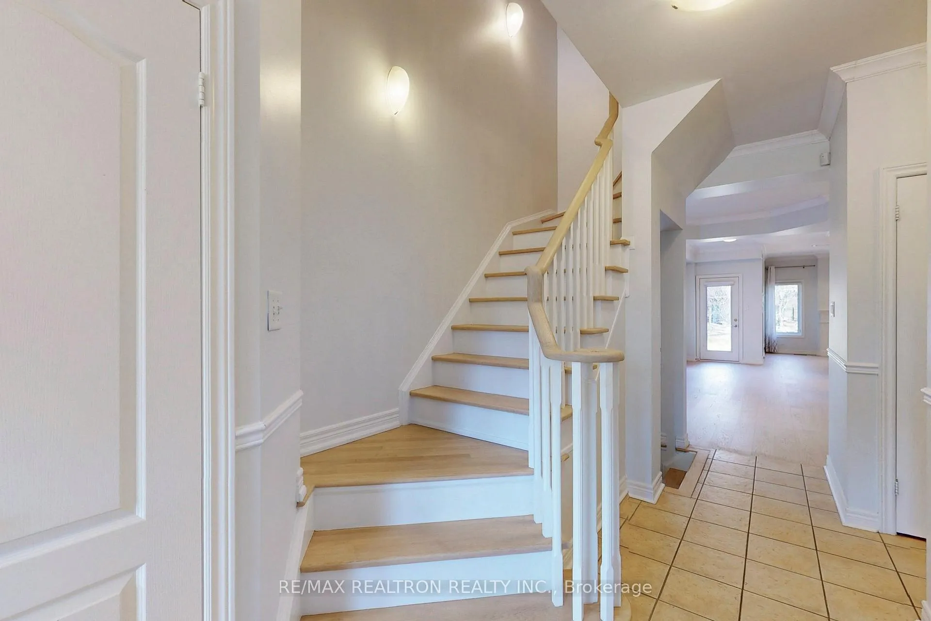 Photo 10 of 83 Gamble Glen Crescent, Richmond Hill, Westbrook — HOMEH