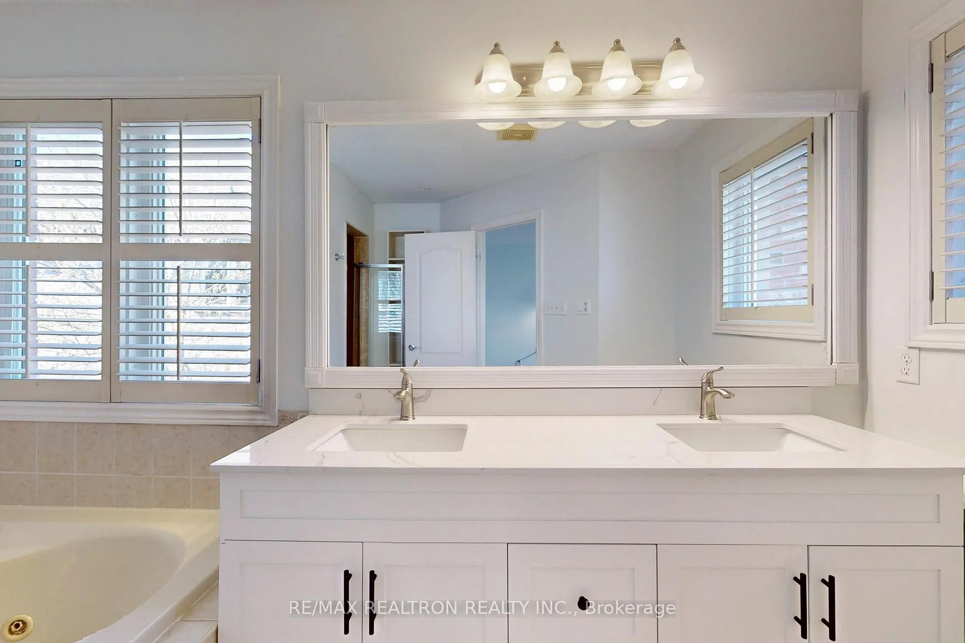 Photo 11 of 83 Gamble Glen Crescent, Richmond Hill, Westbrook — HOMEH